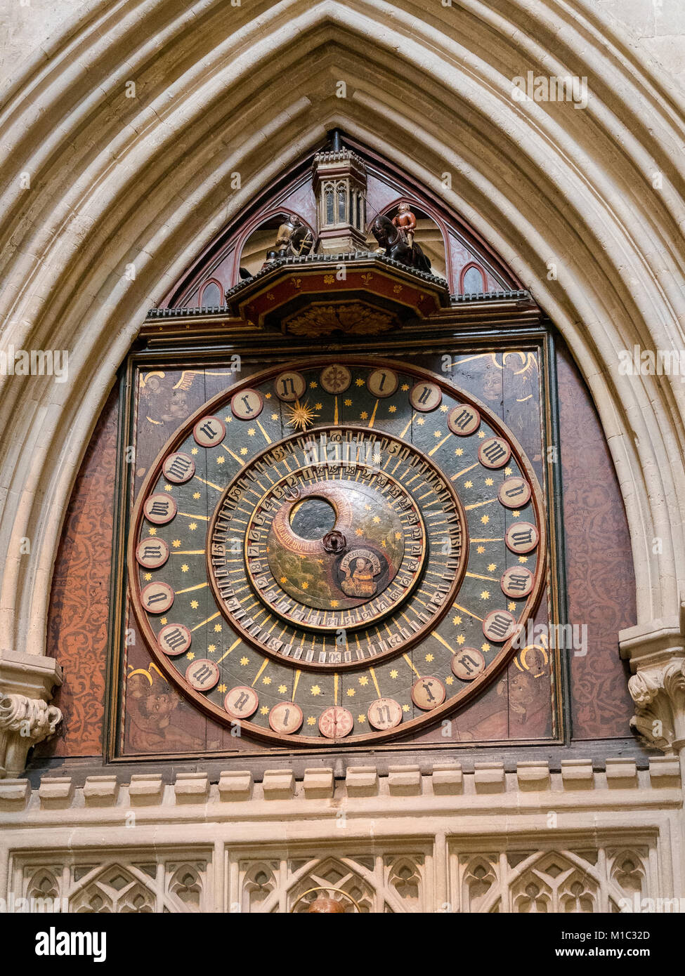 Innenansicht der Wells Cathedral Wells Cathedral - Die Uhr in der 1380 s, Somerset, England installiert Stockfoto