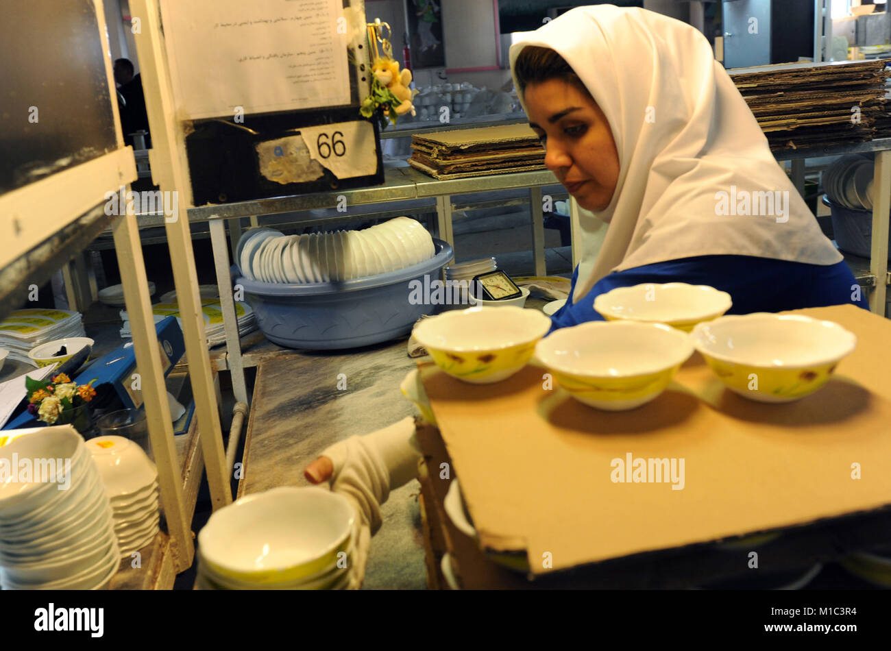 Iranische Frauen arbeiten am Porzellan Geschirr Produktion Werk "achsoud Fabriken Gruppe' im Mashhad, Iran. Stockfoto