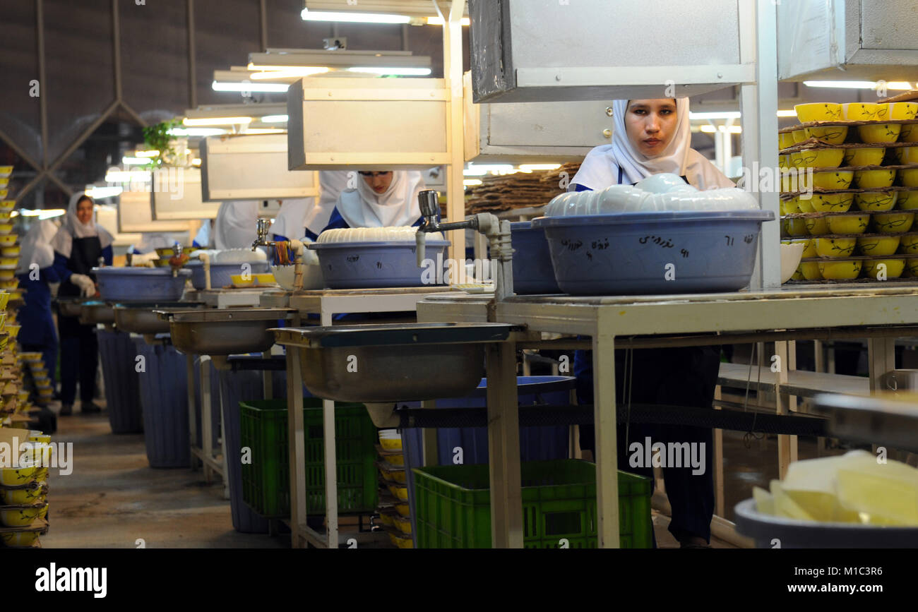 Iranische Frauen arbeiten am Porzellan Geschirr Produktion Werk "achsoud Fabriken Gruppe' im Mashhad, Iran. Stockfoto