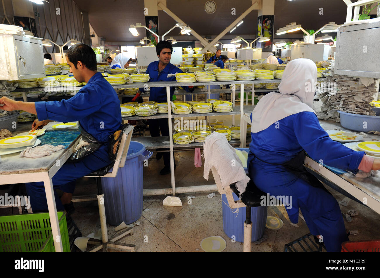 Iranische Frauen arbeiten am Porzellan Geschirr Produktion Werk "achsoud Fabriken Gruppe' im Mashhad, Iran. Stockfoto