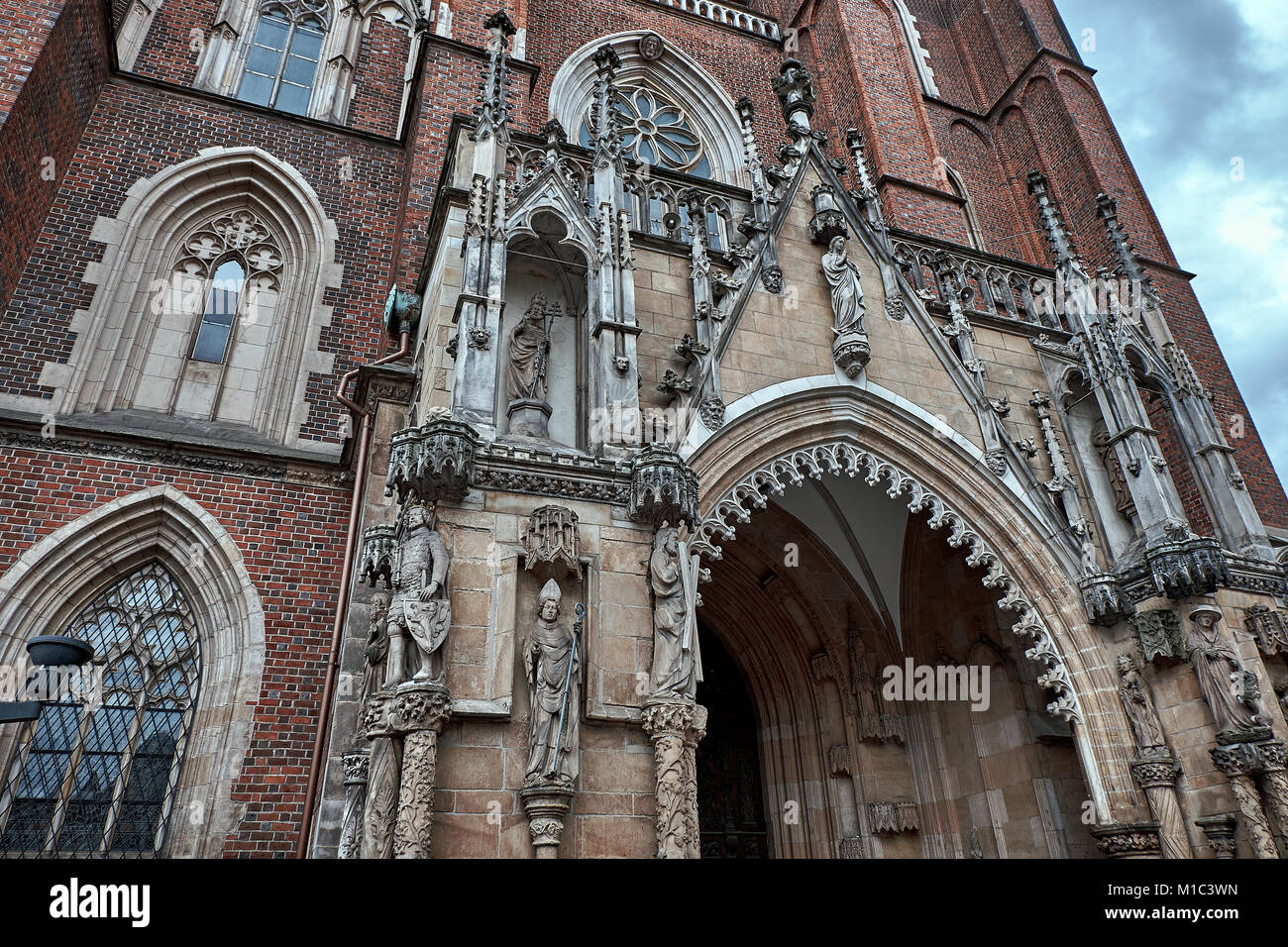 Fassade der Breslauer Dom (Kathedrale der Hl. Johannes der Täufer) in Ostrow Tumski Bezirk von Wroclaw, Polen. Die gotische Kirche wurde im Jahr 1272 errichtet. Stockfoto