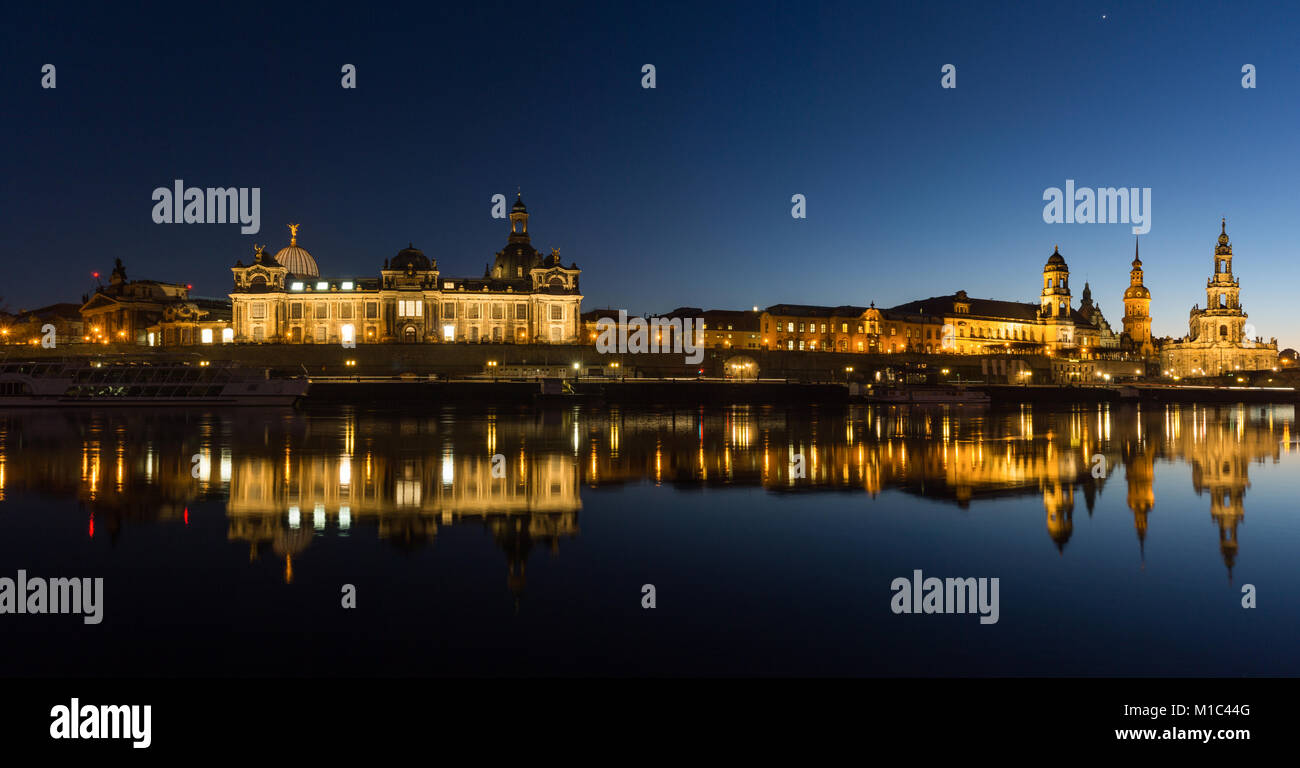 Dresden ist die Hauptstadt des Freistaates Sachsen in Deutschland. Es liegt in einem Tal an der Elbe gelegen, in der Nähe der Grenze mit der Tschechischen Repub Stockfoto