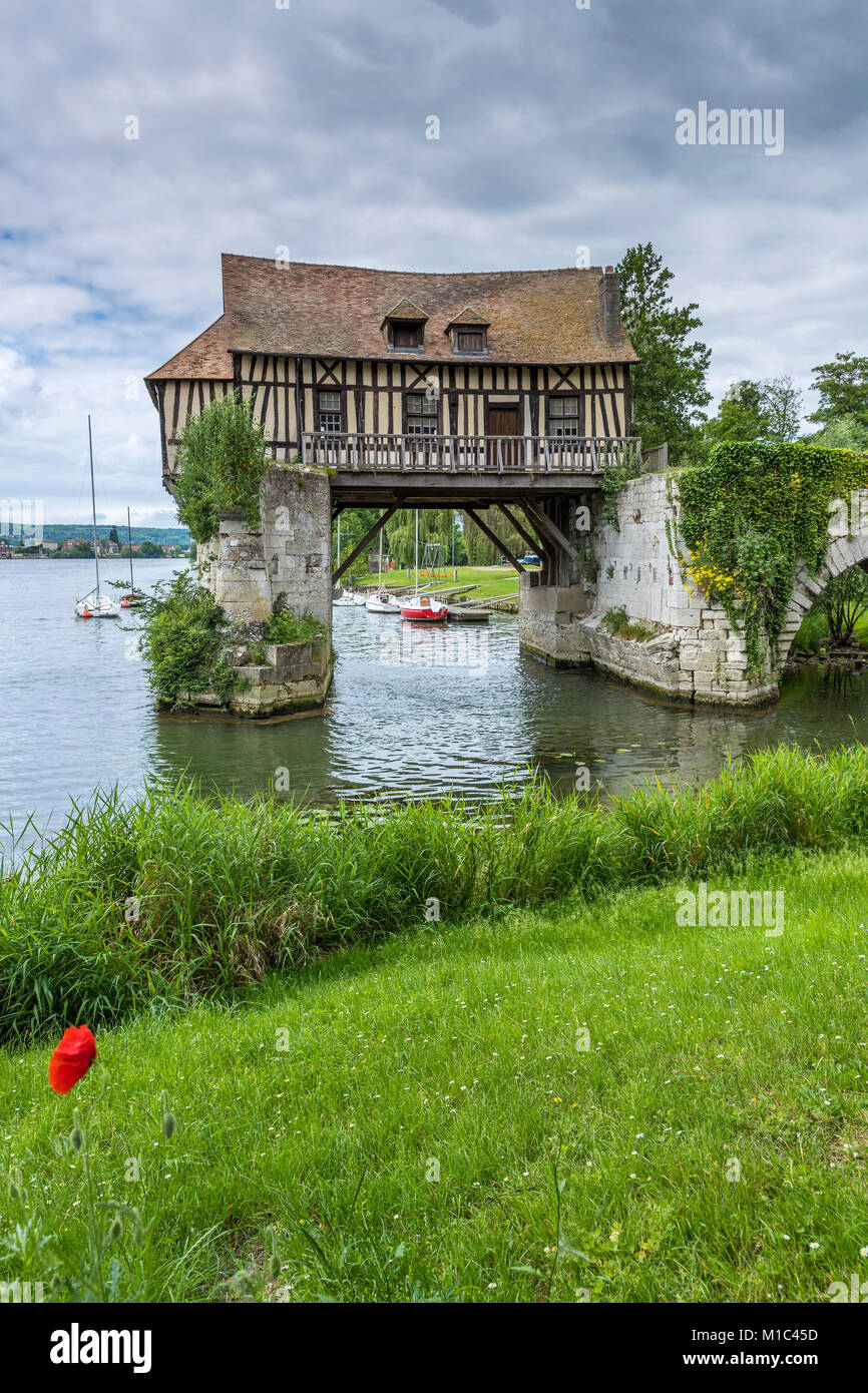 Le Vieux Moulin auf einer mittelalterlichen Brücke über den Fluss Seine, Vernon, Eure, Normandie, Frankreich Stockfoto