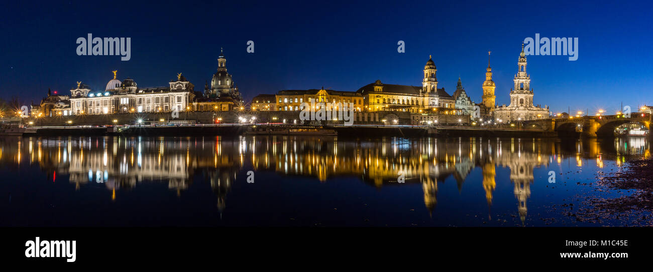 Dresden ist die Hauptstadt des Freistaates Sachsen in Deutschland. Es liegt in einem Tal an der Elbe gelegen, in der Nähe der Grenze mit der Tschechischen Repub Stockfoto