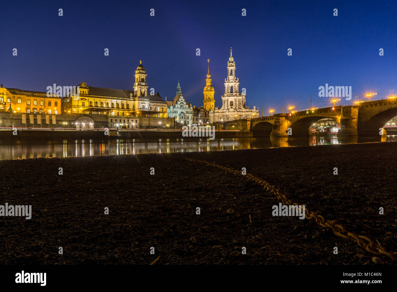 Dresden ist die Hauptstadt des Freistaates Sachsen in Deutschland. Es liegt in einem Tal an der Elbe gelegen, in der Nähe der Grenze mit der Tschechischen Repub Stockfoto