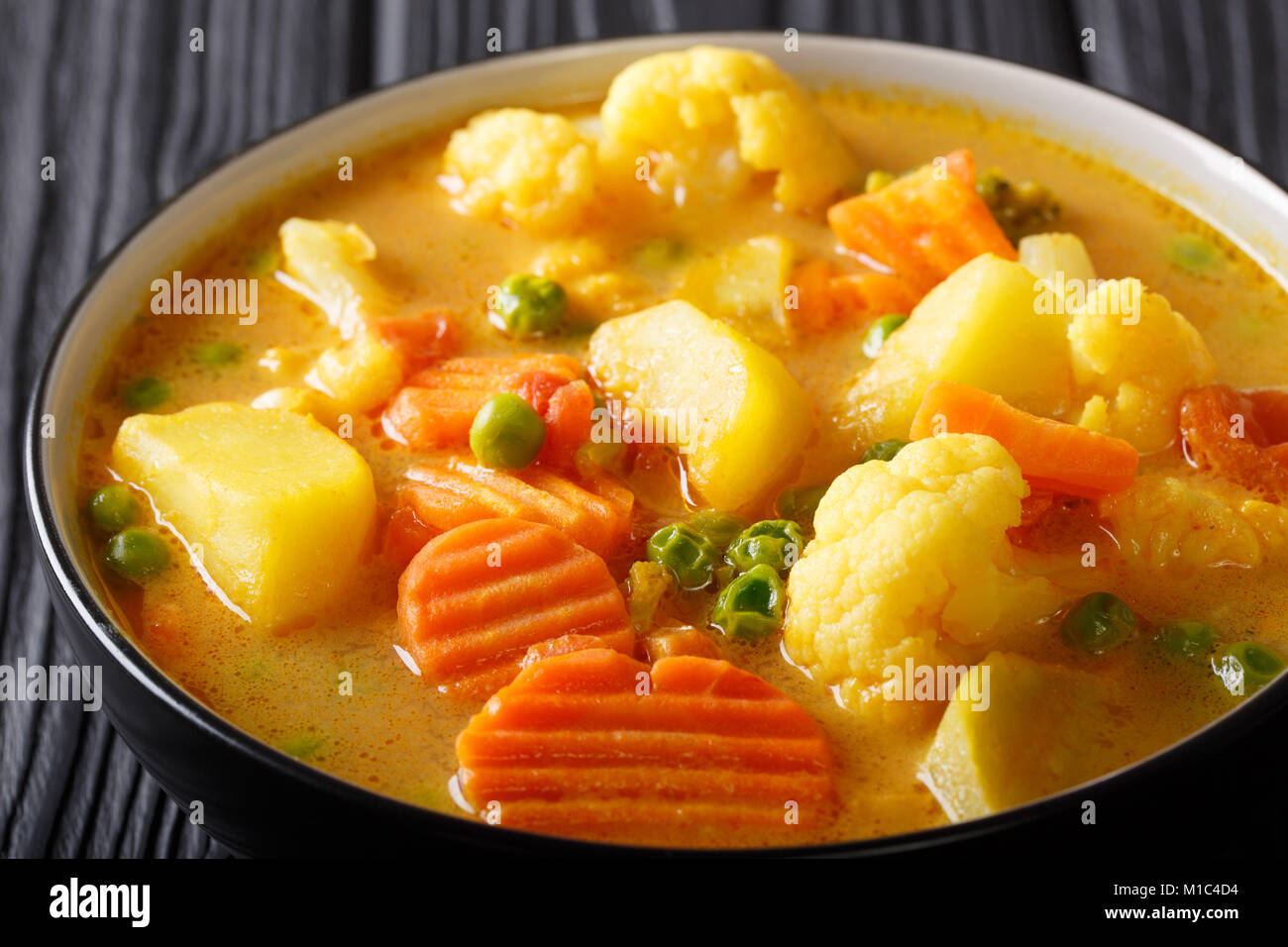Vegetarisches Gemüse Curry mit Kokosmilch close-up in einer Schüssel auf dem Tisch. Horizontale Stockfoto