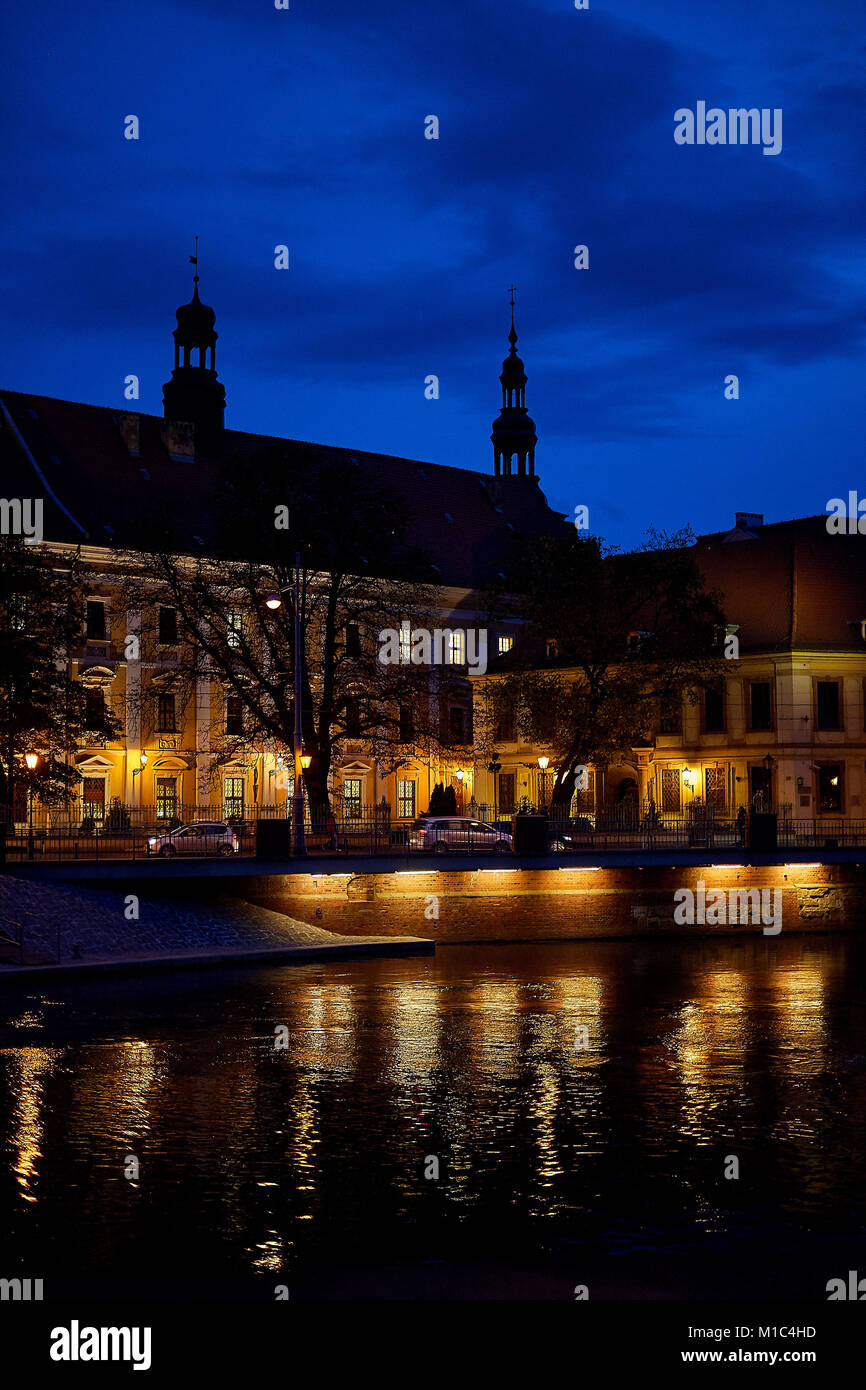 Odra River in einem wunderschönen alten Stadt Breslau, Polen mit der Beleuchtung der Vintage nacht Laternen auf der Insel Tumsky Stockfoto