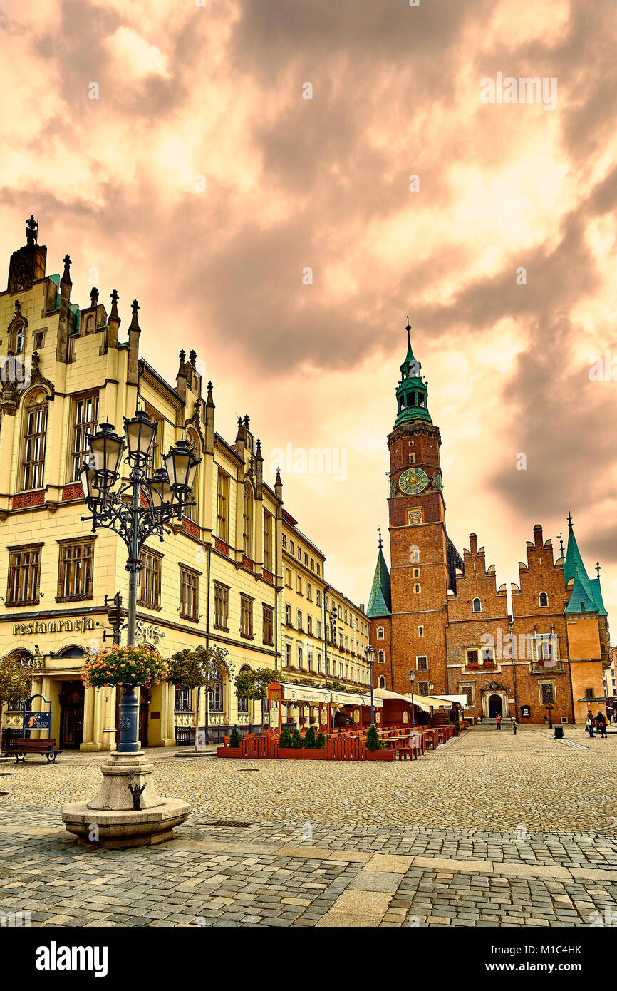 Bunte Abend Szene auf Breslauer Marktplatz mit Rathaus. Sonnenuntergang in der historischen Hauptstadt von Schlesien Polen, Europa. Künstlerischen stil Post verarbeitet Stockfoto