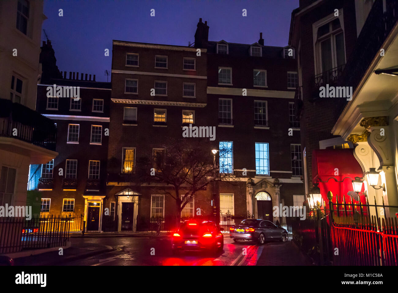 Vorbeifahrende Autos posh georgianischen Häuser in der Nacht in Mayfair, London, England, Großbritannien Stockfoto