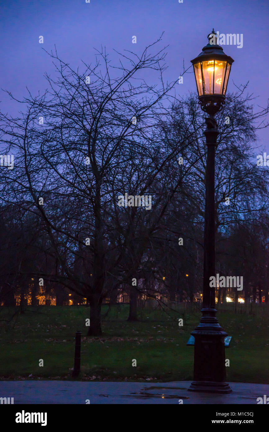 Beleuchtete Straße Laterne in der St. James's Park bei Nacht, London,  England, Großbritannien Stockfotografie - Alamy