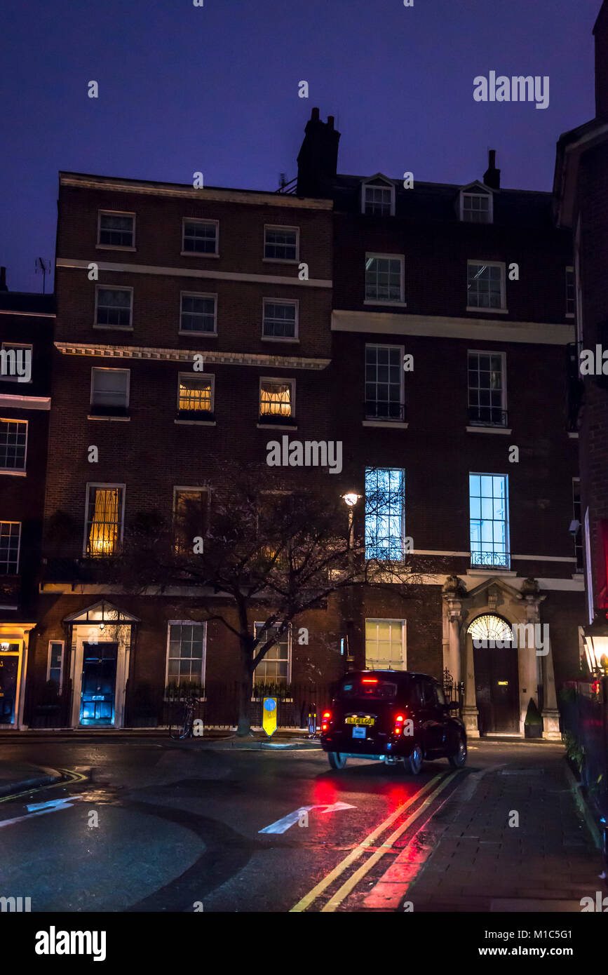London cab vorbei an noblen georgianischen Häuser in der Nacht in Mayfair, London, England, Großbritannien Stockfoto