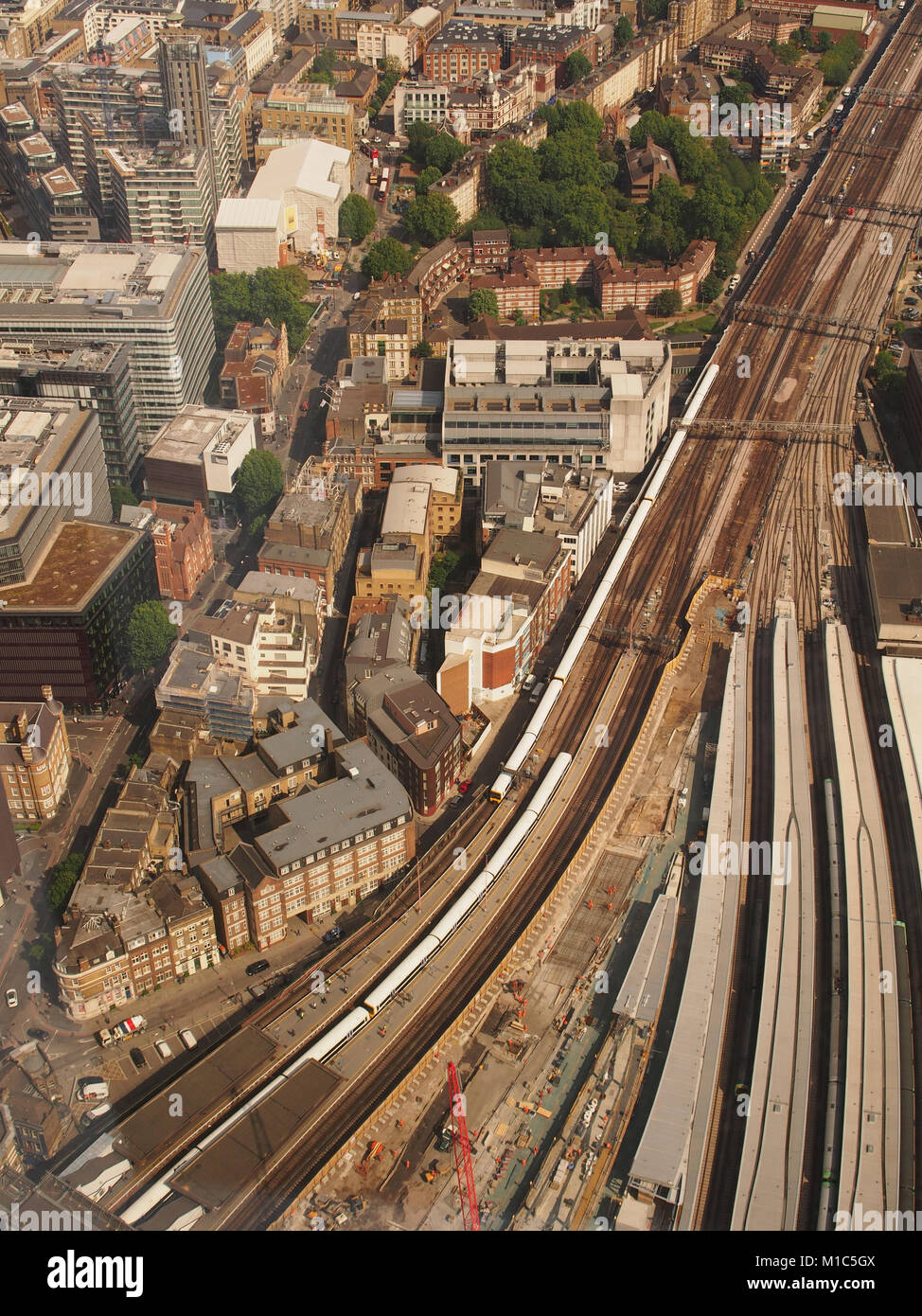 Eine Ansicht von Oben nach Unten anzeigen Etage des Shard, London, an den Gleisen und Zügen, die an der London Bridge Station Stockfoto