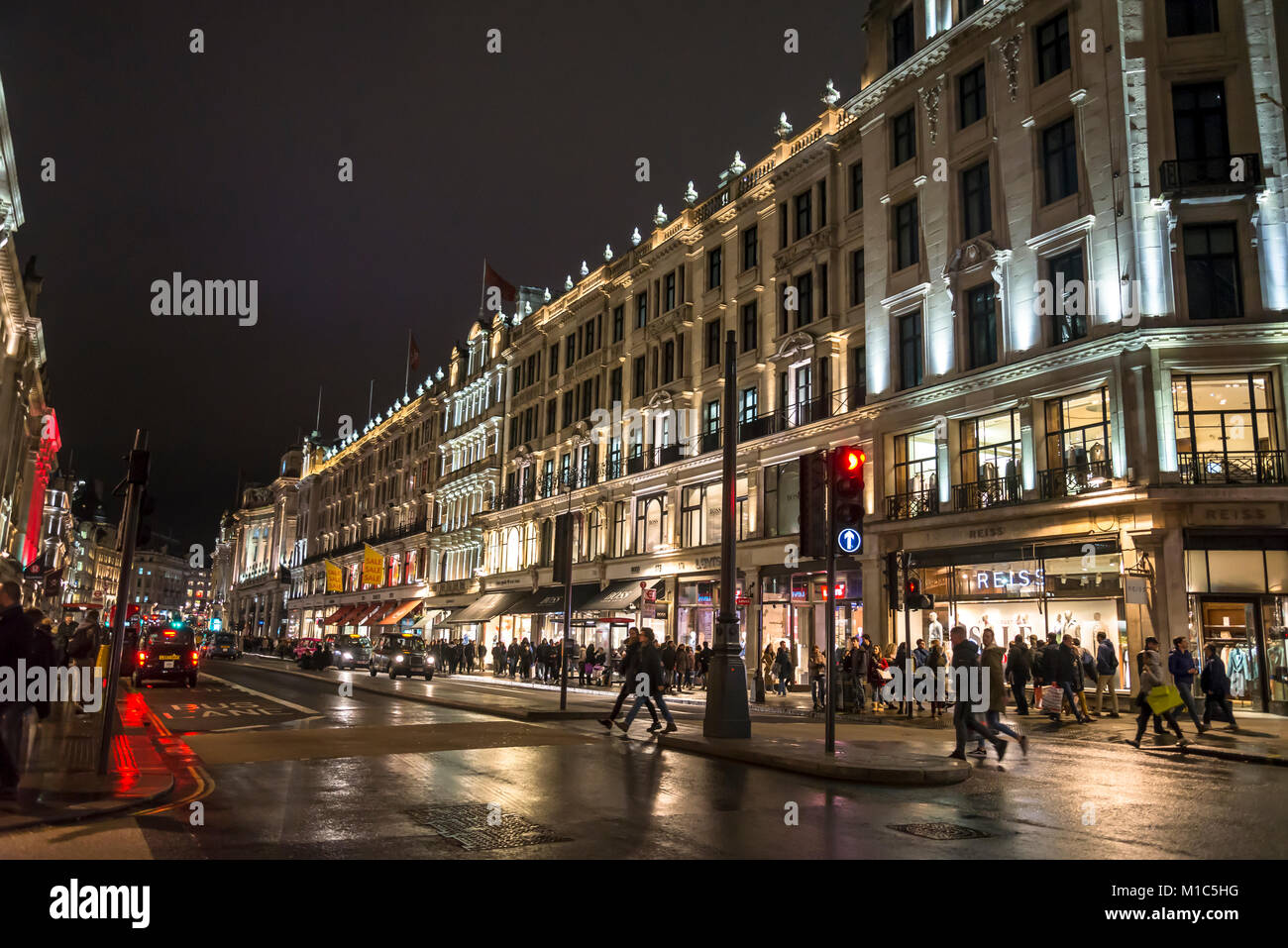 Untere Regent Street in der Nacht besetzt mit Menschen, London, England, Großbritannien Stockfoto