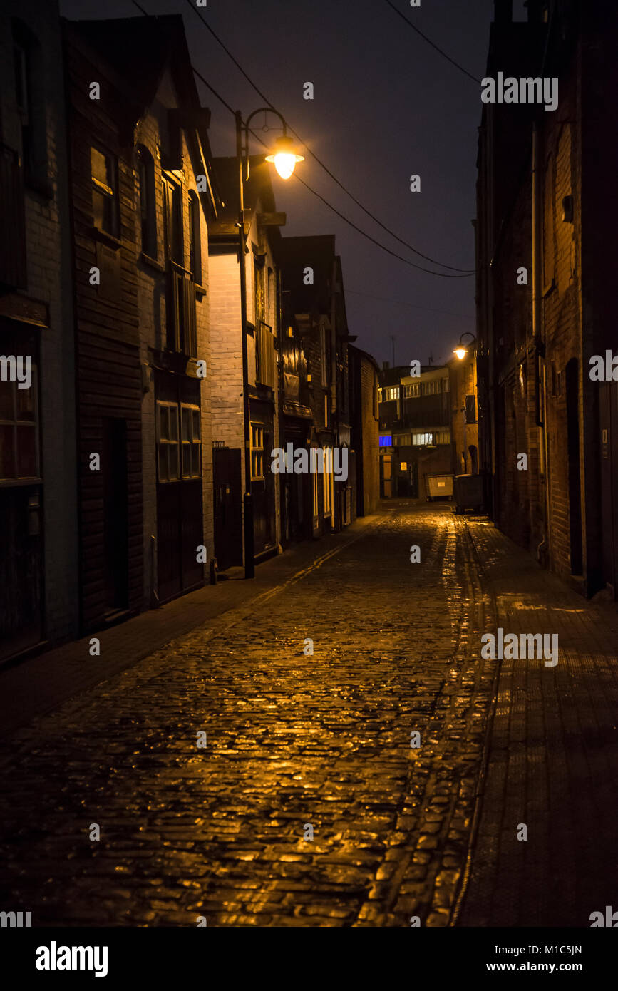 Schmale Straße bei Nacht mit beleuchteten Straße, Lampe, Wolverhampton, Midlands, England, Großbritannien Stockfoto