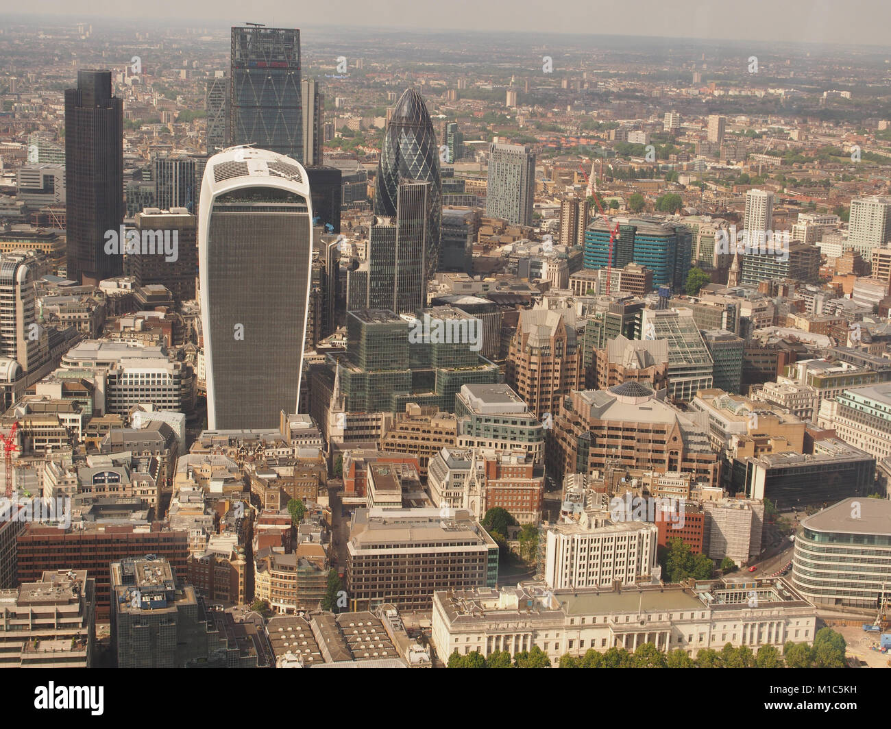 Ein Blick von oben betrachten, Der Shard, London, über die Themse in die Stadt London suchen Stockfoto