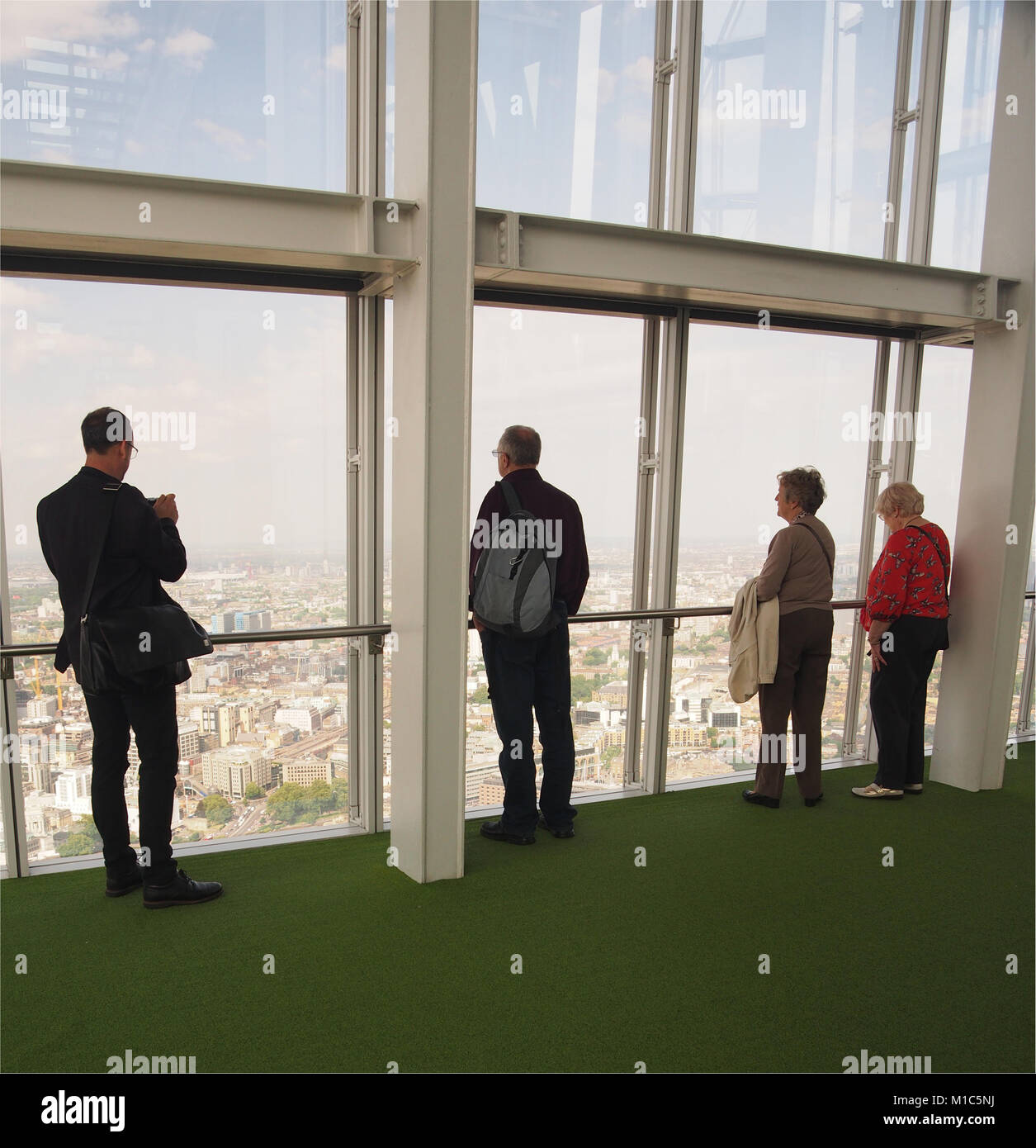 Zwei Männer und zwei Frauen an der Blick von oben betrachten, Der Shard, London suchen Stockfoto
