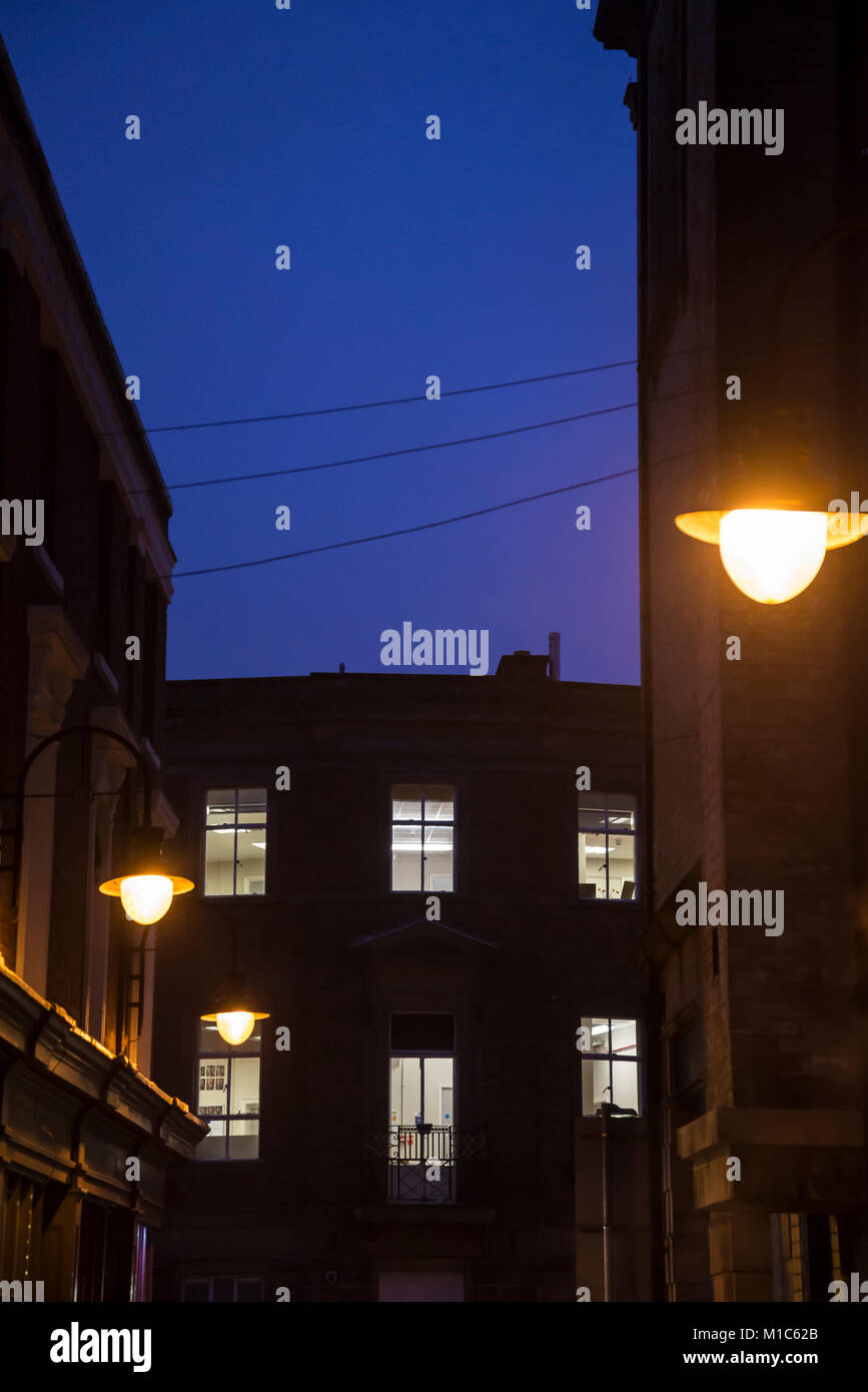 Straße bei Nacht mit Laternen und beleuchteten Fenstern, Wolverhampton, Midlands, England, Großbritannien Stockfoto