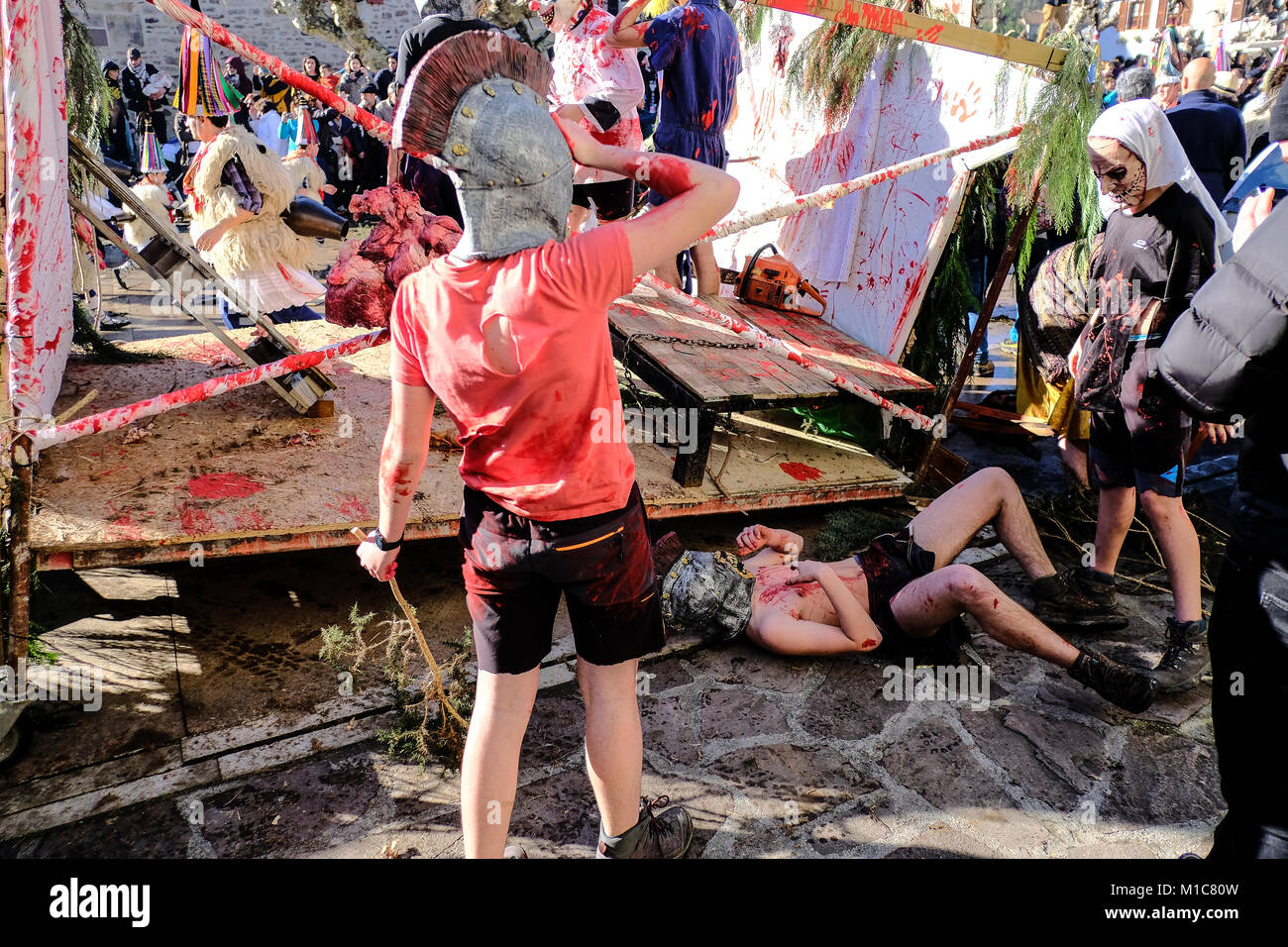 Nachtschwärmer werden, nehmen an der Karneval zwischen den Pyrenäen Dörfer Ituren und Zubieta, Nordspanien, Montag, Januar 29, 2018. des Baskenlandes Ituren Karneval bekannt ist die älteste Pagan Festival in Europa zu sein, und es ist mit einem dunklen Twist. Für viele, die Idee eines Karnevals zaubert Bilder von hellen Farben, lachen und feiern. Aber die Ituren Karneval symbolisiert den Kampf zwischen Gut und Böse oder Licht und Dunkelheit. Junge Männer symbolisieren die "gute" und Kleid in Schafpelzen, mit Kuhglocken an ihren Hüften gewickelt. Nach der Legende, der Jingle der Glocken Stationen o Stockfoto