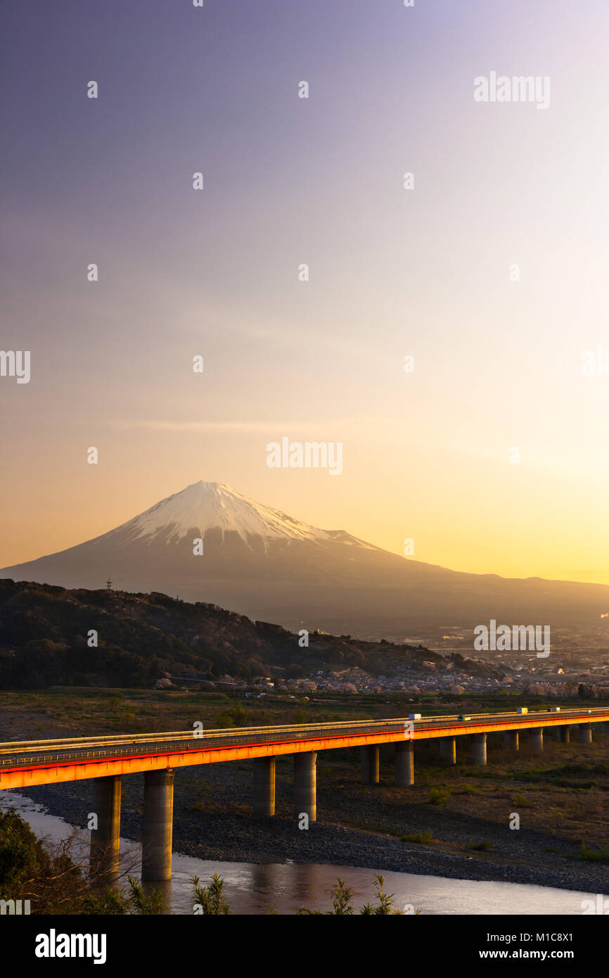 Mount Fuji und Tomei Expressway, Präfektur Shizuoka, Japan Stockfoto