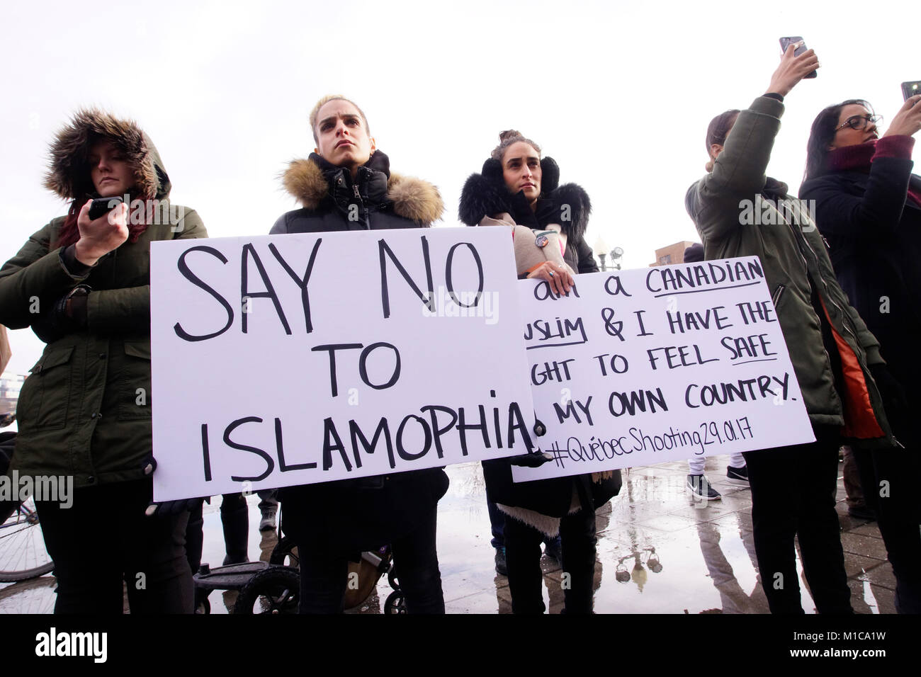 Montreal, Kanada. 28 Jan, 2018. Die Leute an der Gedenkveranstaltung der Stadt Quebec Moschee schießen. Credit: Mario Beauregard/Alamy leben Nachrichten Stockfoto