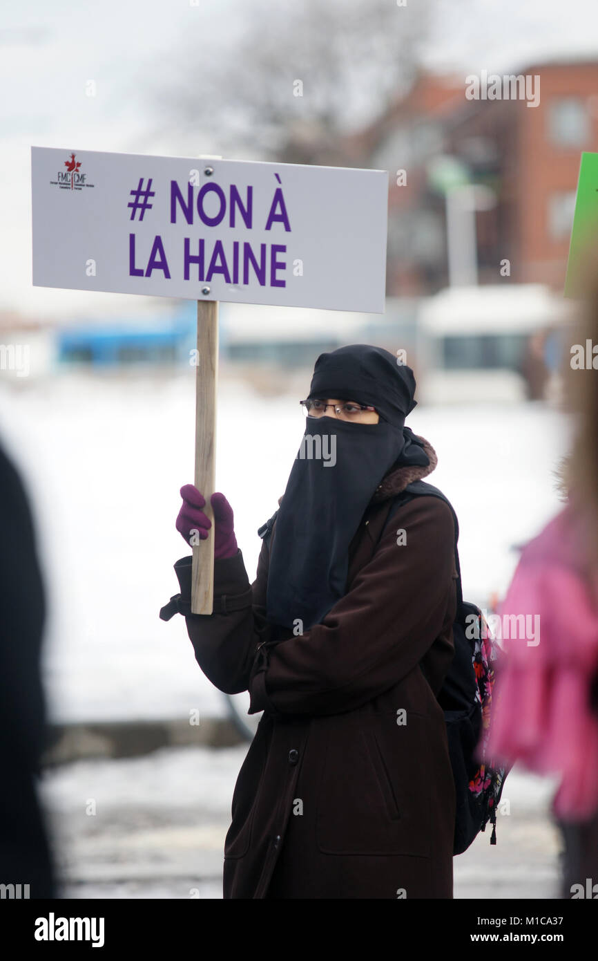 Montreal, Kanada. 28 Jan, 2018. Muslimische Frau an der Gedenkveranstaltung der Stadt Quebec Moschee schießen. Credit: Mario Beauregard/Alamy leben Nachrichten Stockfoto