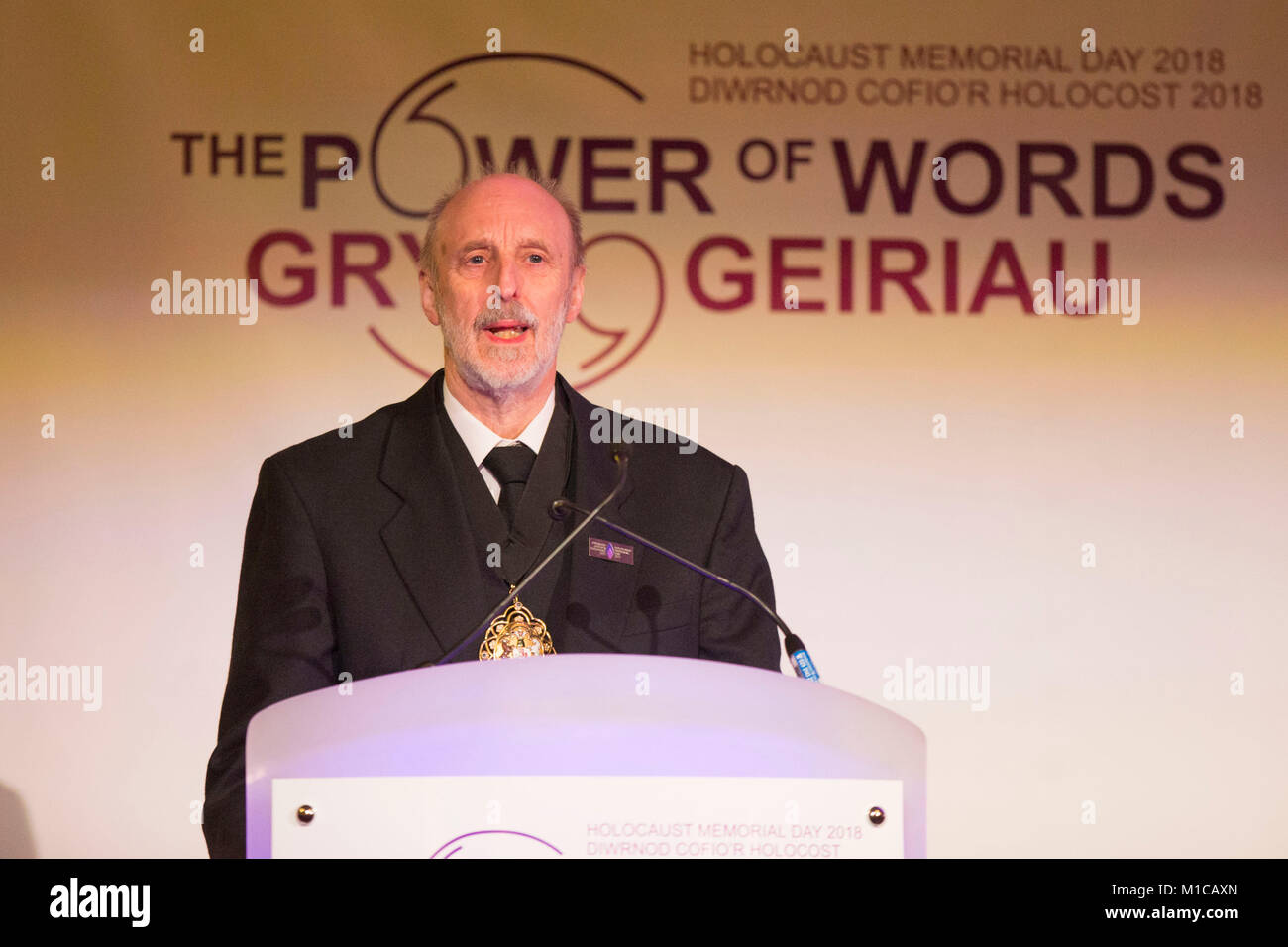 Cardiff, Wales, UK, 29. Januar 2018. Herr Bürgermeister von Cardiff, Stadtrat Bob Derbyshire während des Holocaust Memorial Day Service in Cardiff City Hall. Credit: Mark Hawkins/Alamy leben Nachrichten Stockfoto