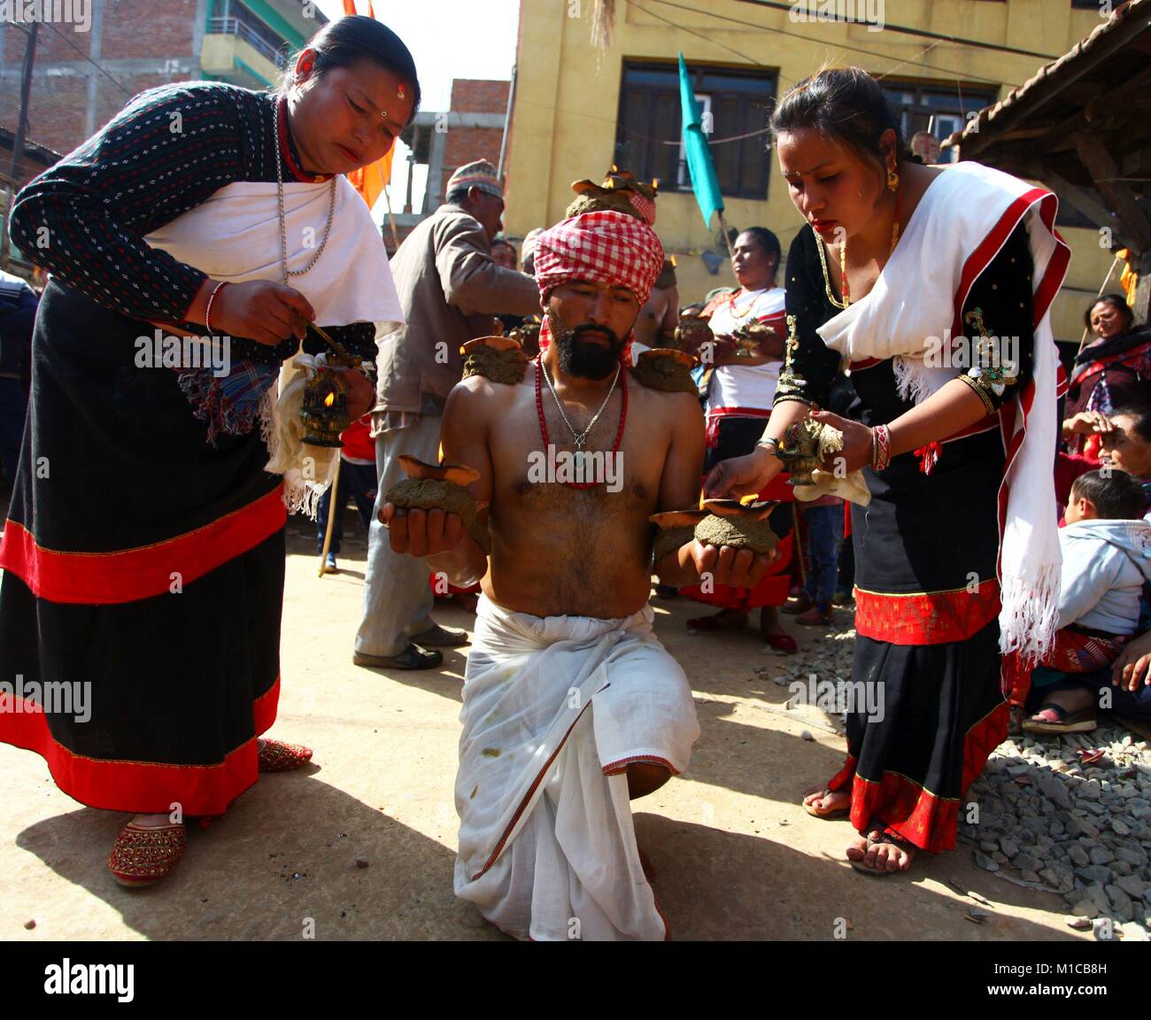 Lalitpur. 29 Jan, 2018. Eine nepalesische Hindu devotee führt eine traditionelle religiöse Ritual während Madhav Narayan Mela Festival in Kathmandu, Nepal, Jan. 29, 2018. Nepalesische hinduistischen Frauen beobachten, ein Fasten und beten zu Gott und Göttin Swasthani Madhav Narayan für Langlebigkeit ihrer Ehemänner und Wohlstand Ihrer Familie während des einmonatigen Festivals. Quelle: Xinhua/Alamy leben Nachrichten Stockfoto