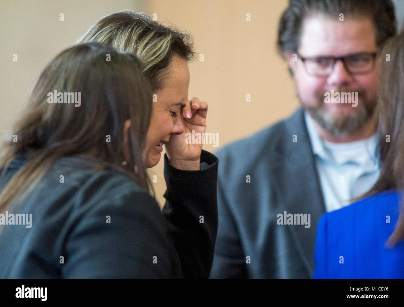 West Palm Beach, Florida, USA. 29 Jan, 2018. Christiane Rezende, Witwe des Mordopfers Gustavo Falsetti Cabral, gesehen wird, während der Prozess gegen 24-jährige Jefty Joseph im Palm Beach County Courthouse in West Palm Beach, FL reagieren., auf Montag, 29. Januar 2018. Joseph war schuldig des Mordes ersten Grades im Schießen 2013 von Gustavo Falsetti Cabral gefunden. Quelle: Andres Leiva/der Palm Beach Post/ZUMA Draht/Alamy leben Nachrichten Stockfoto