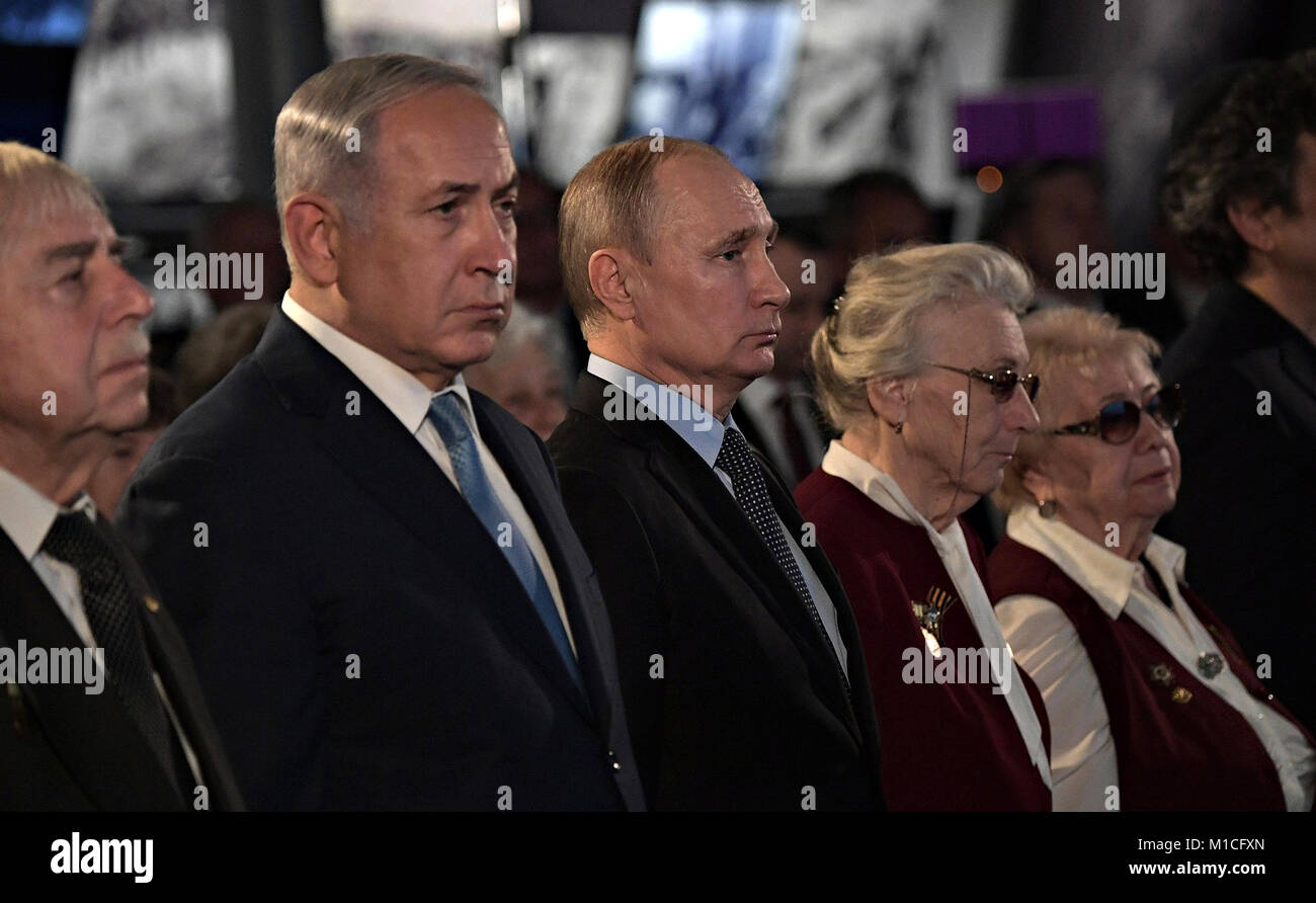Der russische Präsident Wladimir Putin steht mit dem israelischen Ministerpräsidenten Benjamin Netanjahu, Links, während einer Veranstaltung Kennzeichnung Internationalen Holocaust Tag der Erinnerung und der Jahrestag der Beendigung der Nationalsozialistischen Belagerung von Leningrad im Jüdischen Museum und Toleranz Mitte Januar 29, 2018 in Moskau, Russland. Stockfoto