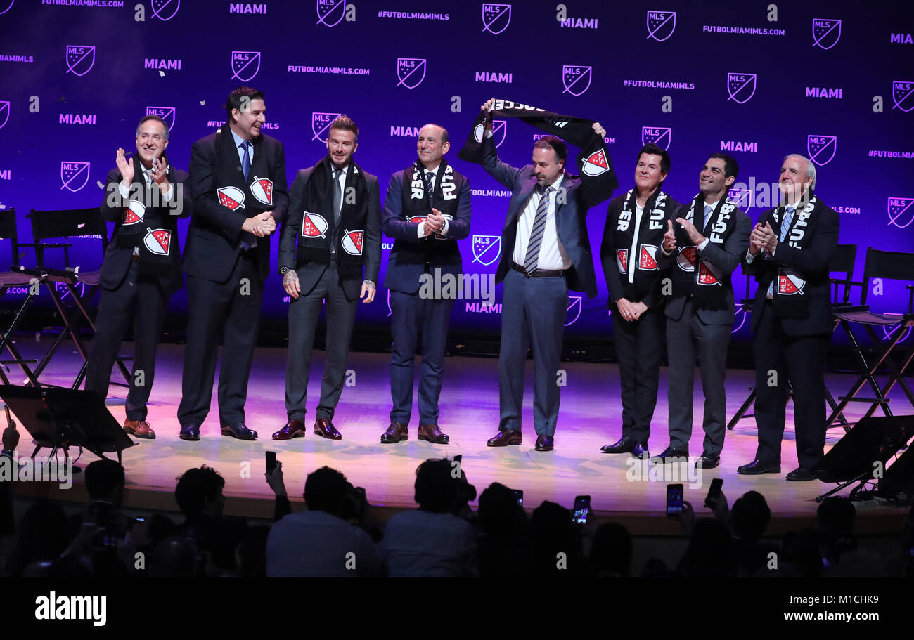 Miami, Florida, USA. 29 Jan, 2018. Miami Fußball Eigentum Partner JORGE MAS, Sprint CEO MARCELO CLAURE, DAVID BECKHAM, MLS Kommissar DON GARBER, Jose Mas, Unterhaltung Symbol Simon Fuller, Miami Bürgermeister Franz SUAREZ und Miami-Dade County Bürgermeister CARLOS GIMENEZ feiern, als der Major League Soccer offiziell verkündet Miami's Award der MLS Expansion Team. Credit: Sonne-hinweissymbol/ZUMA Draht/Alamy leben Nachrichten Stockfoto