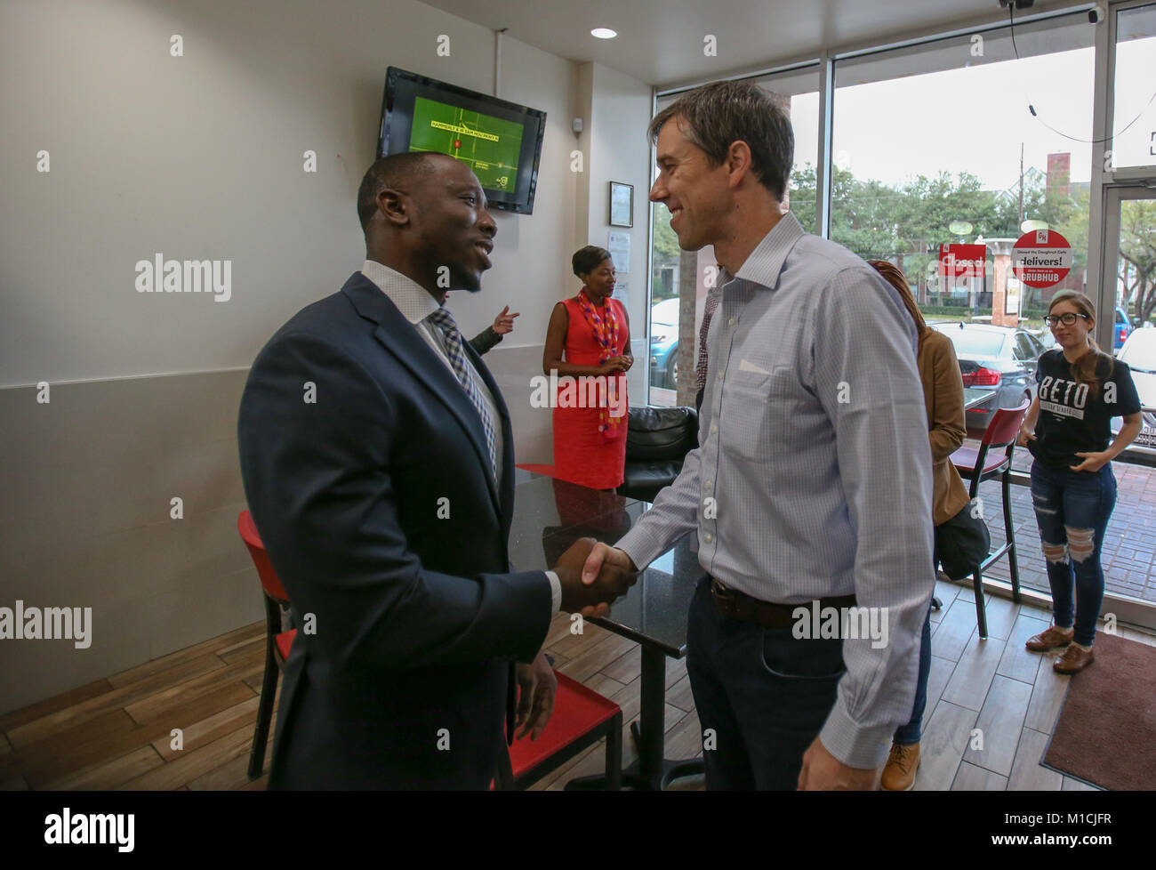 Houston, Texas, USA. 28. Januar, 2018. Beto O'Rourke, D - Texas Gespräche mit einem Unternehmer während einer Donuts und Unternehmer Roundtable an Verglasten der Donut Cafe in Houston, TX. John Glaser/CSM/Alamy leben Nachrichten Stockfoto