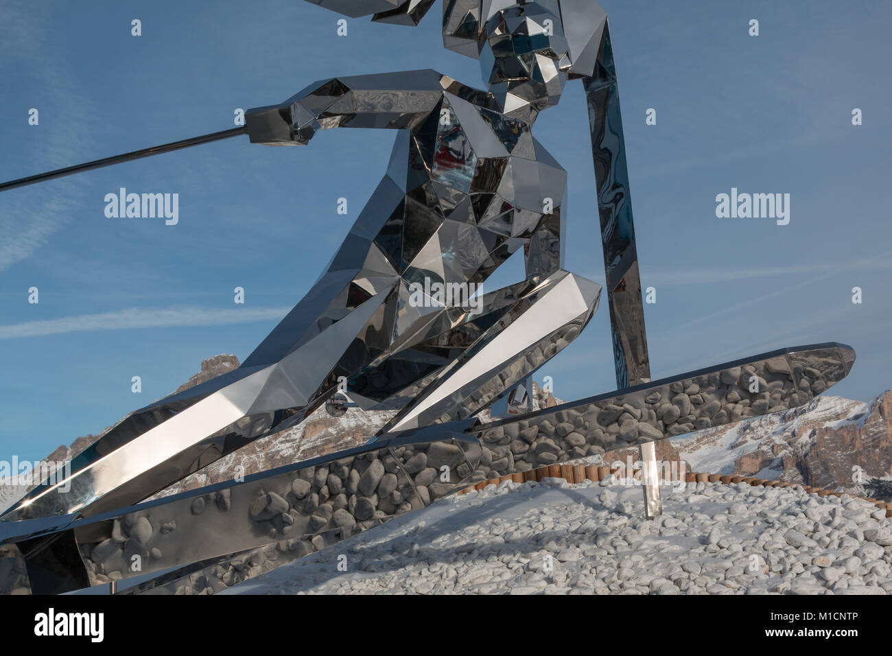 Silber Skifahrer Statue, Skulptur, die mit Spiegel und italienischen Dolomiten Alpen im Hintergrund Stockfoto