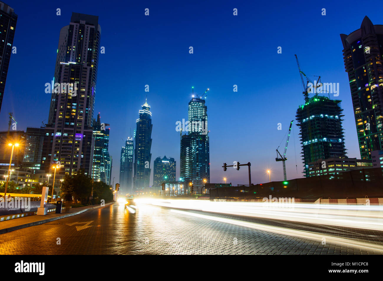 Dubai Nacht Stadt Szene mit hellen und modernen Umgebung. Stockfoto