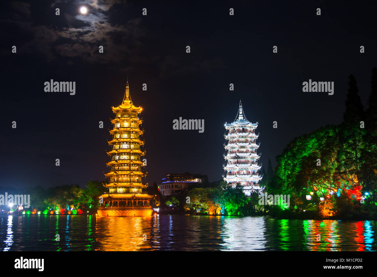 Zwei Türme in Guilin in China mit Mondlicht bewölktem Himmel Stockfoto