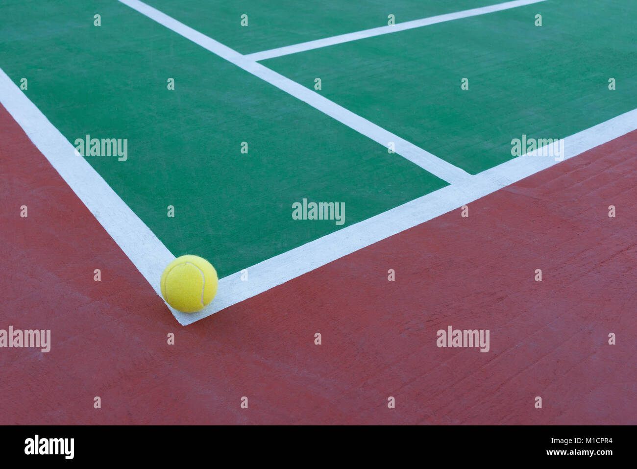 Tennis ball an der Ecke ein Hartplatz Stockfoto