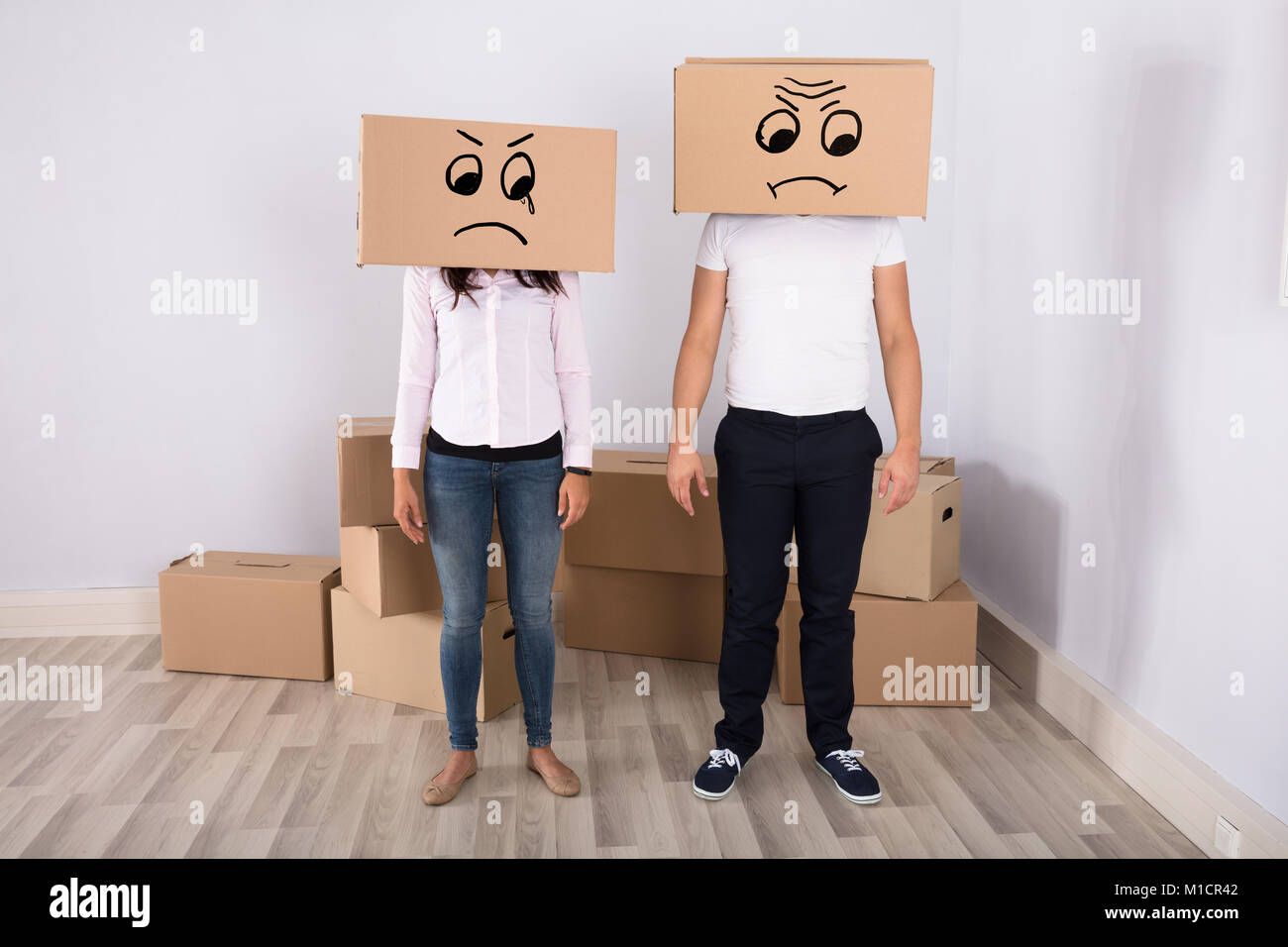 Traurig Paar Stehen In Haus Ihr Gesicht Mit Kartons Stockfotografie Alamy