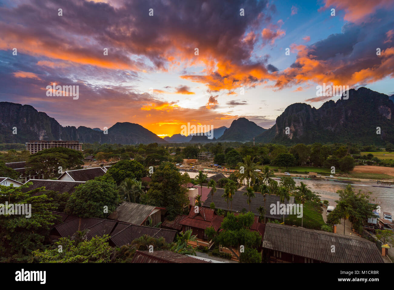 Landschaft Sicht und schönen Sonnenuntergang in Vang Vieng, Laos. Stockfoto