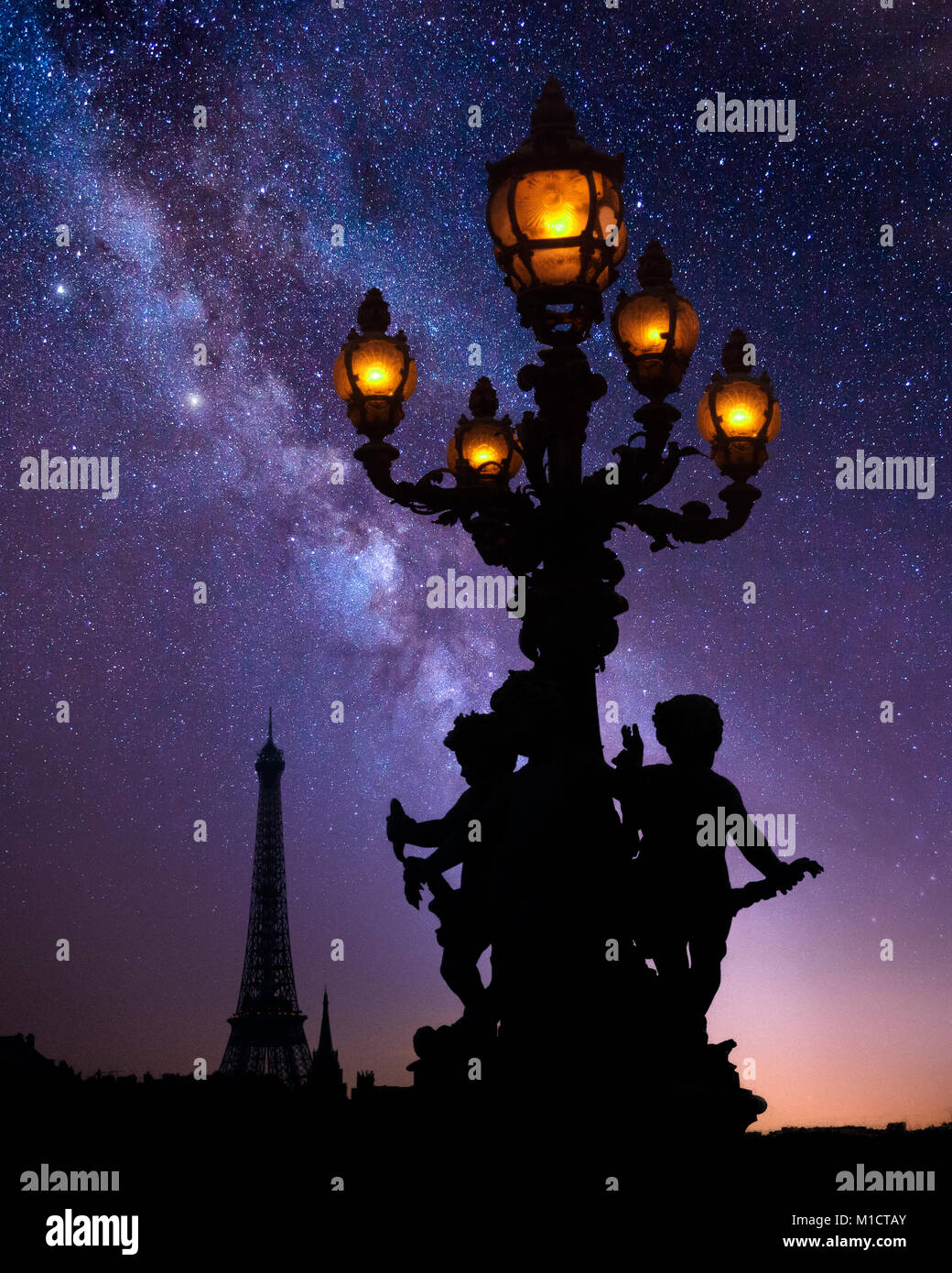 FR - PARIS: Abends über Pont Alexandre III Stockfoto