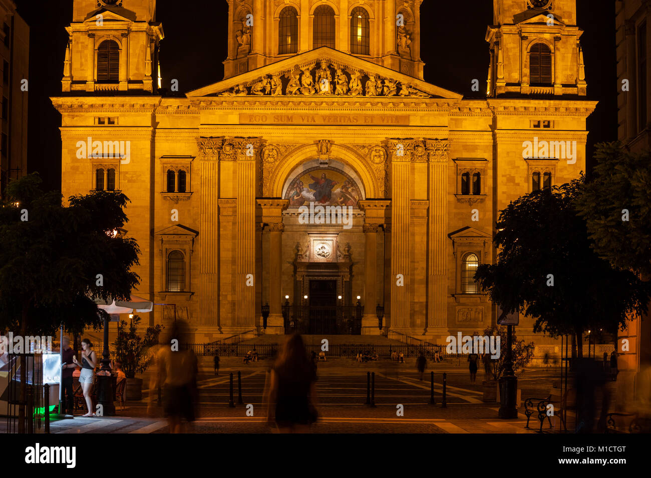 Die St.-Stephans-Basilika in Budapest bei Nacht, Ungarn, neoklassischen Stil. Stockfoto