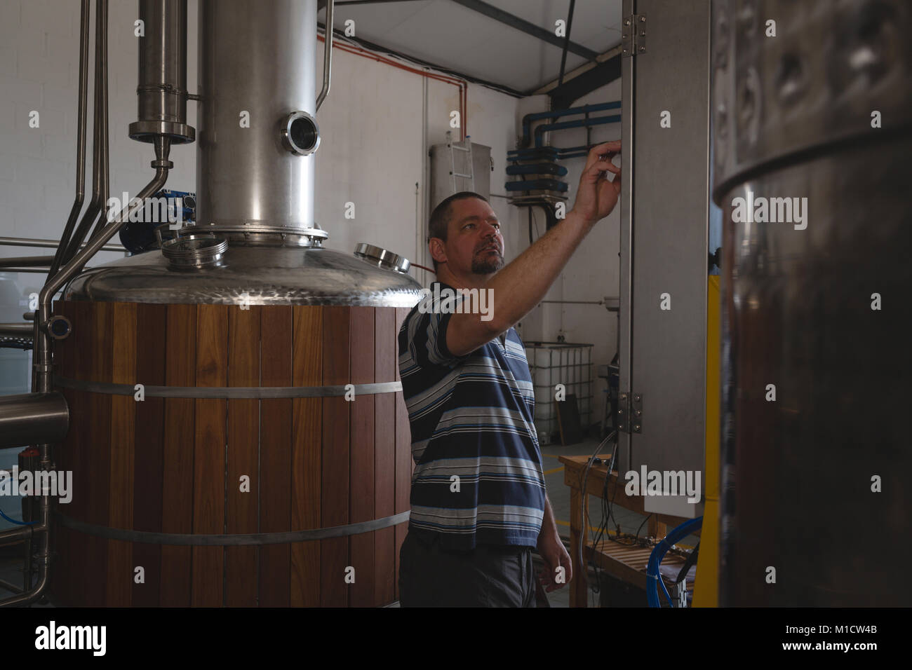 Männliche Arbeitnehmer Betrieb der Maschine Stockfoto