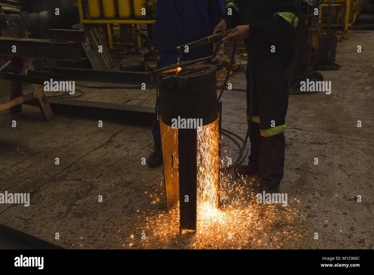 Schweißer reparieren Schiff teil Stockfoto