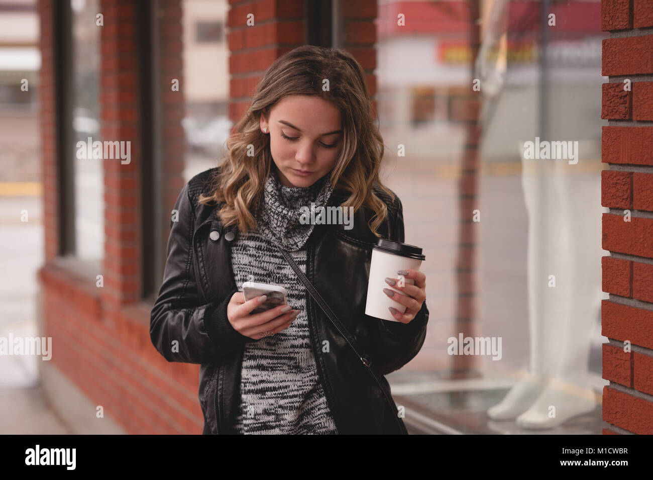 Schöne Mädchen mit mobilen während Kaffee Stockfoto