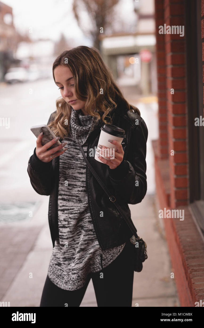 Schöne Mädchen mit mobilen während Kaffee Stockfoto