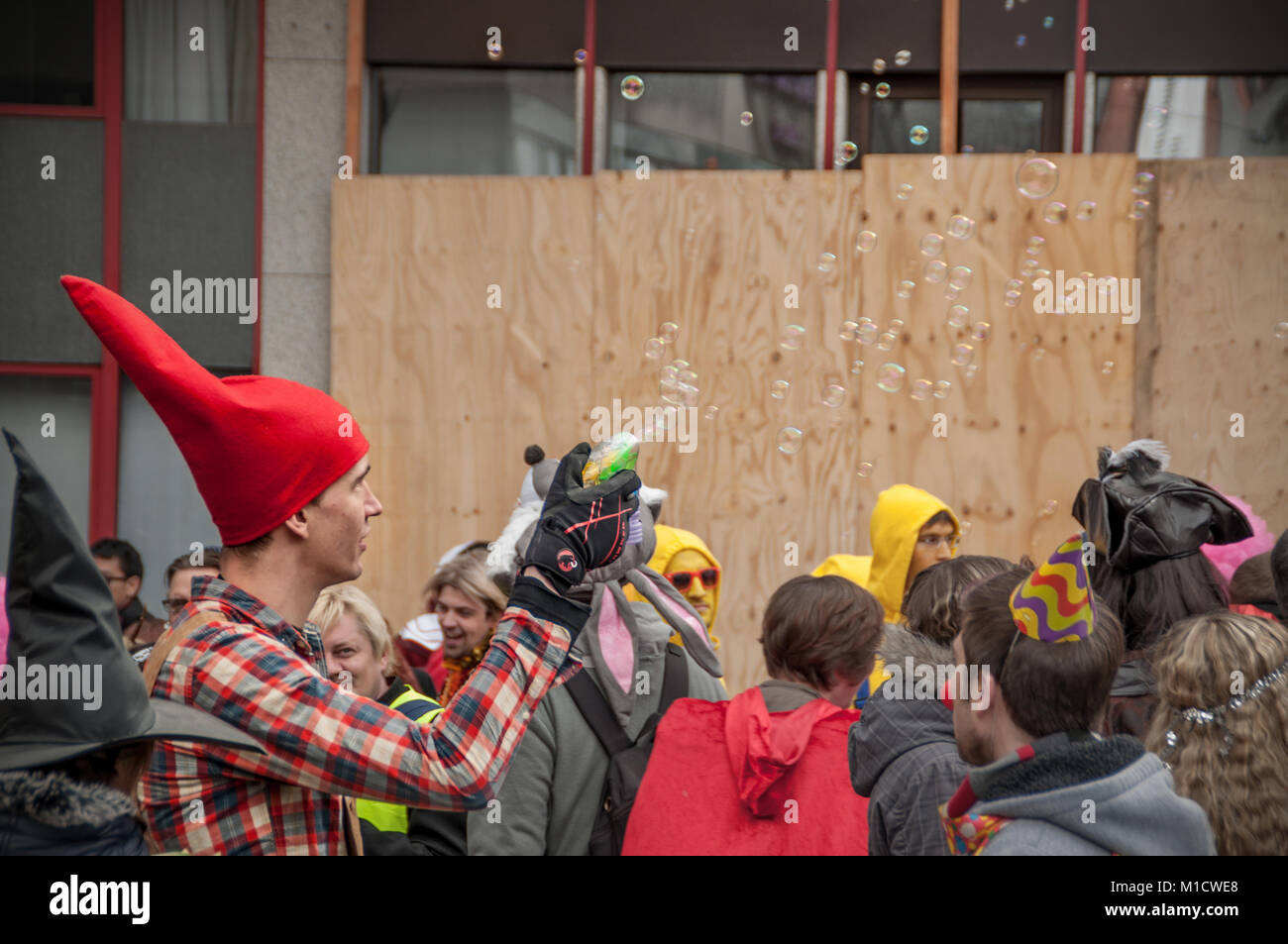 Köln, Deutschland - 14. März 2014: eine verschleierte Menschen als ein gartenzwerg schießt Blasen an eine Gruppe von Menschen Stockfoto