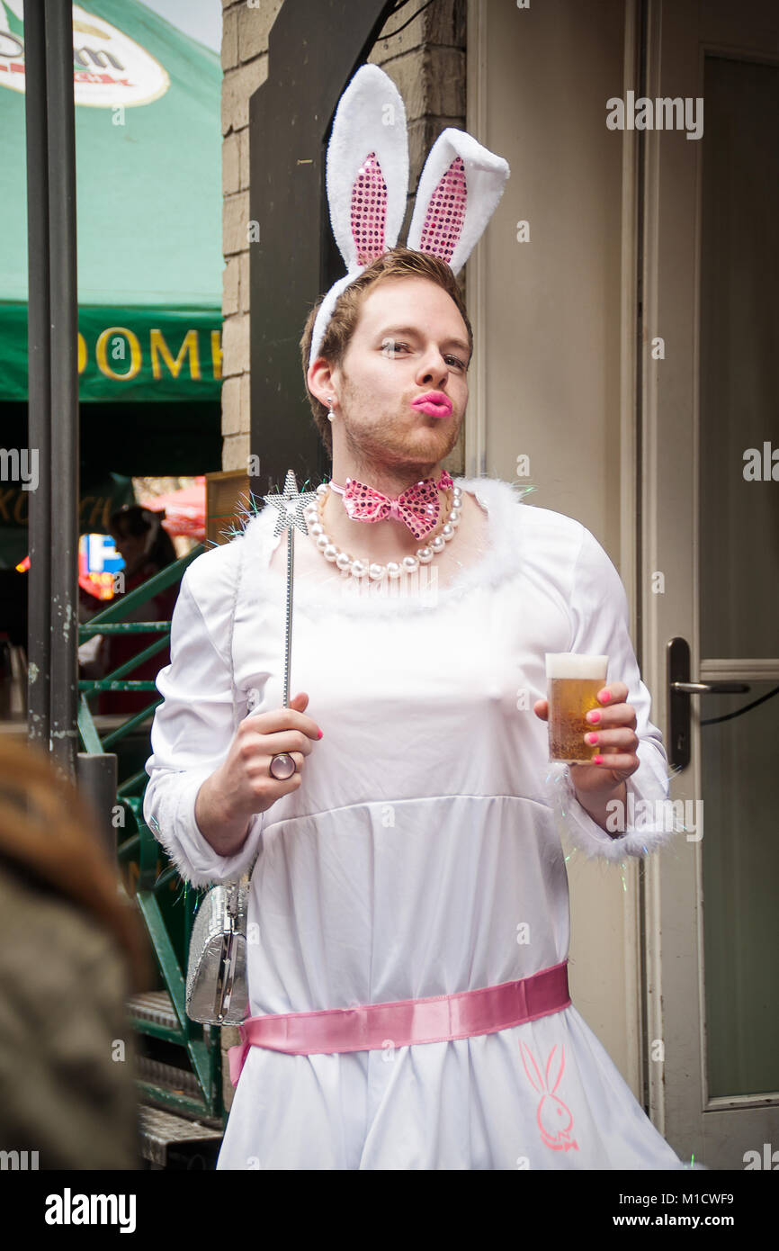 Köln, Deutschland - 14. März 2014: Wie ist die Straße, Karneval, ein Kaninchen Mann sendet einen Kuss auf die Kamera Stockfoto