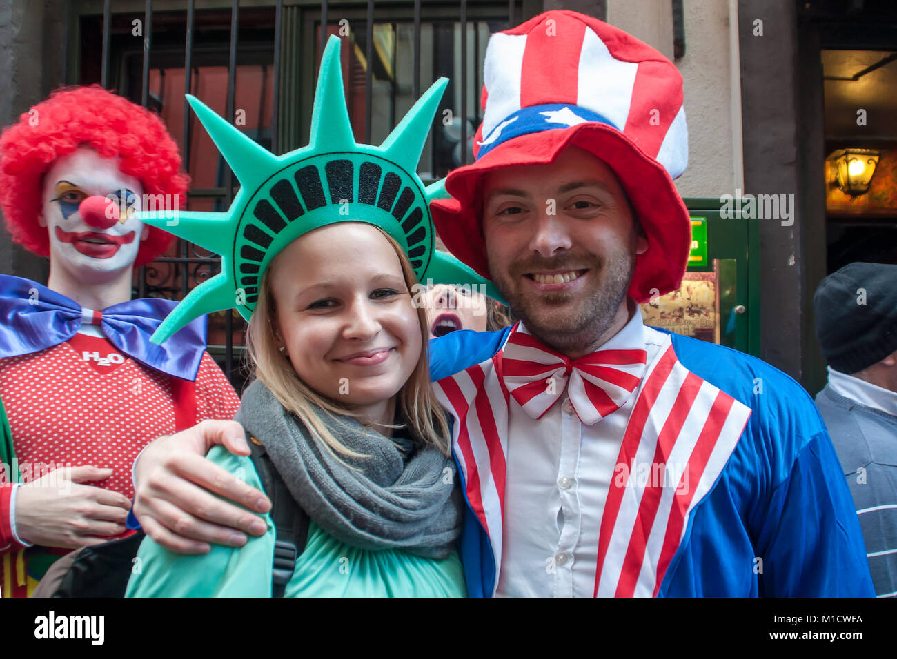 Köln, Deutschland - 14. März 2014: Wie ist die Straße, Karneval, ein hübsches junges Paar ist als Mister und Miss Liberty verkleidet Stockfoto