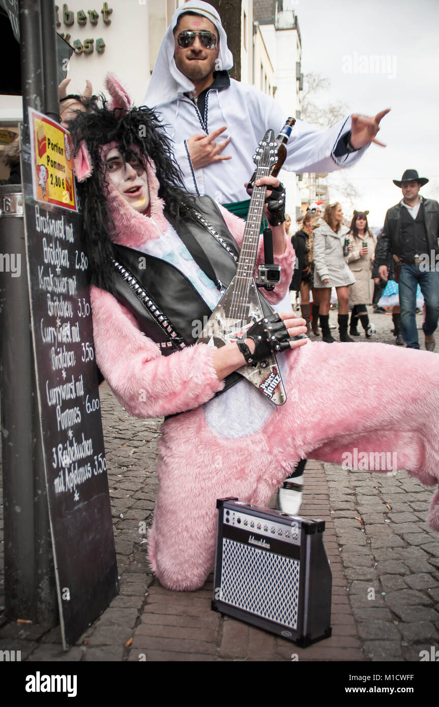 Köln, Deutschland - 14. März 2014: Wie ist die Straße, Karneval, ein Rock Star in rosa Plüsch Kostüm spielt E-Gitarre Stockfoto