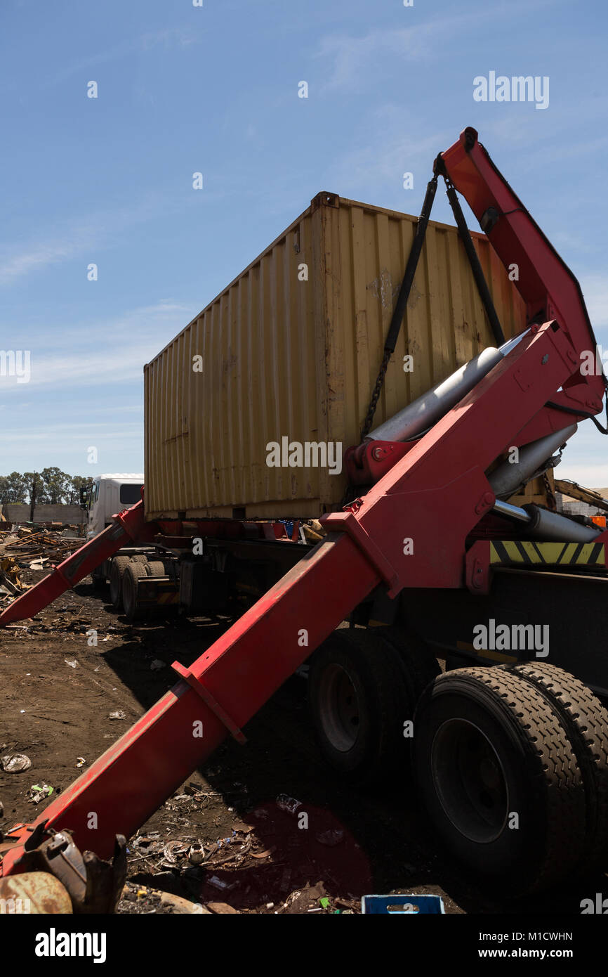 Kran heben der schweren Container Schrottplatz Stockfoto