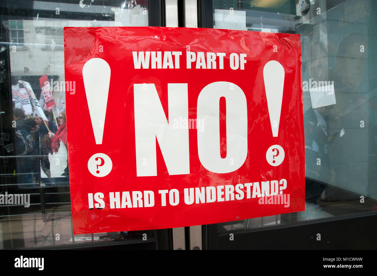 Der Internationale Tag der Frau am 8. März 2009. Schild an einer Bushaltestelle: "Welchen Teil von 'Nein' ist schwer zu verstehen? Stockfoto