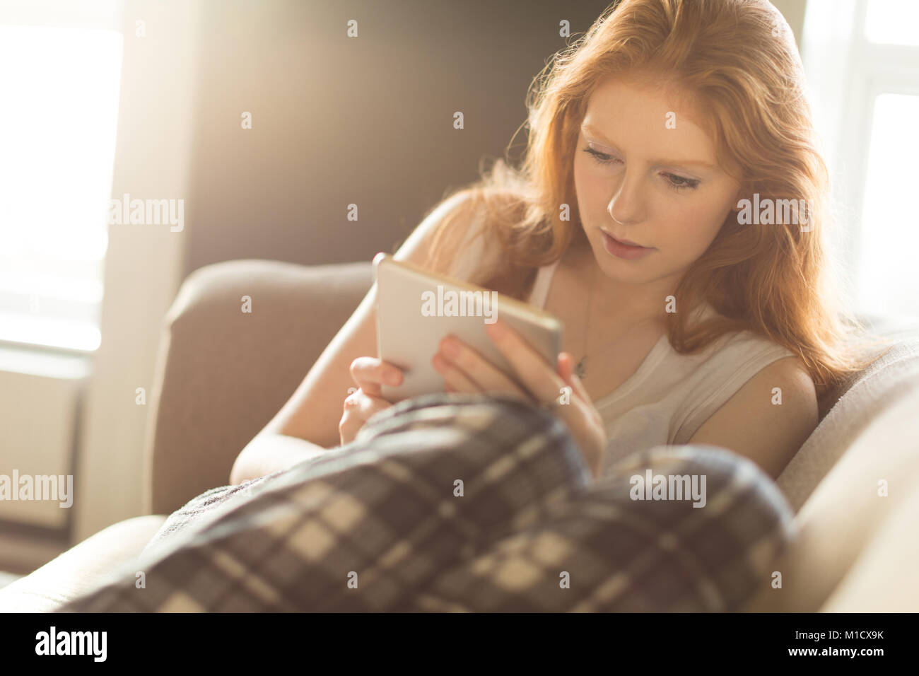 Frau mit digital-Tablette im Wohnzimmer Stockfoto